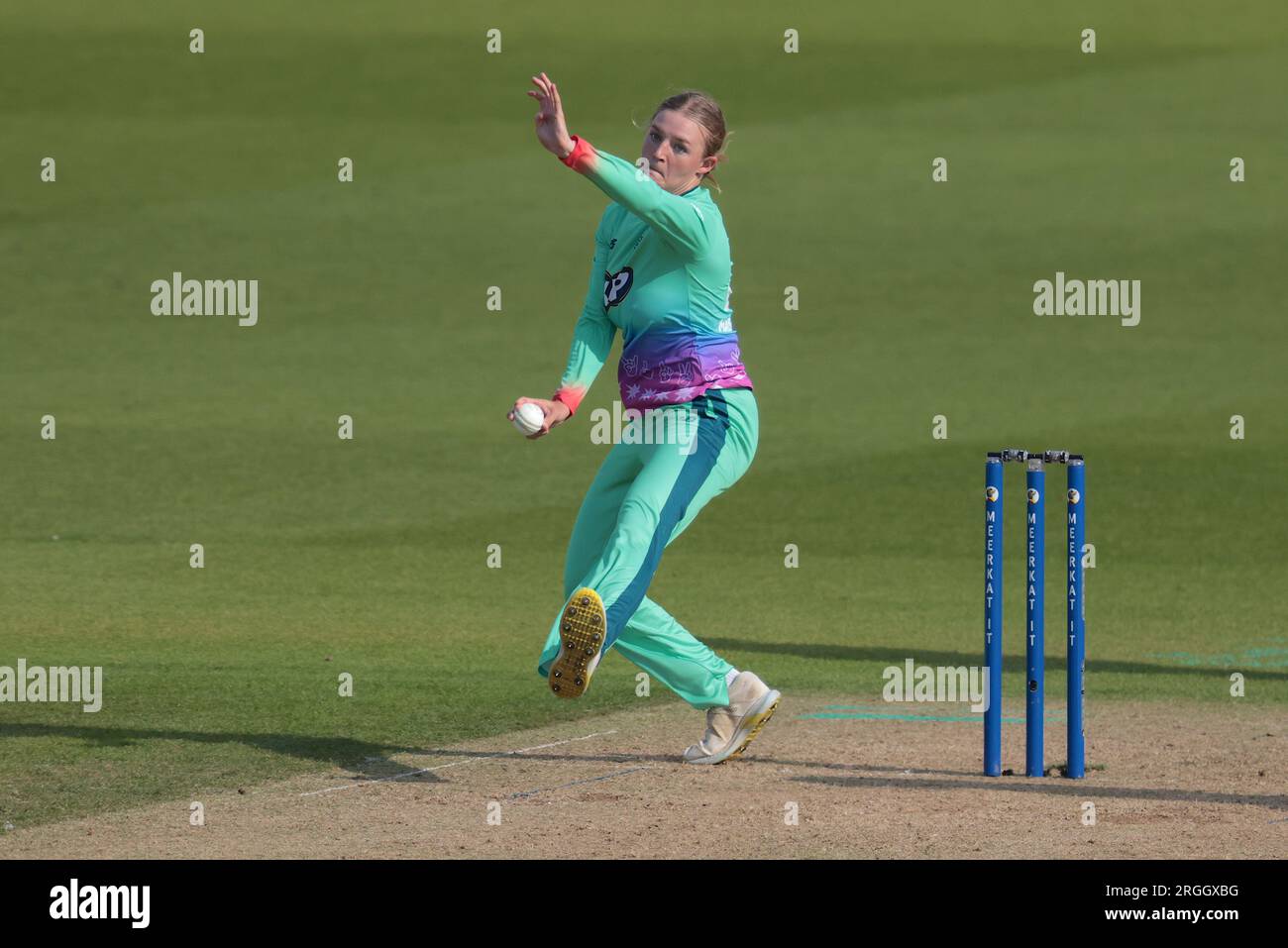 Londra, Regno Unito. 9 agosto 2023. Ryana MacDonald-Gay del bowling Oval Invincibles mentre gli Oval Invincibles affrontano i Manchester Originals nella competizione femminile delle cento al Kia Oval. Credito: David Rowe/Alamy Live News Foto Stock