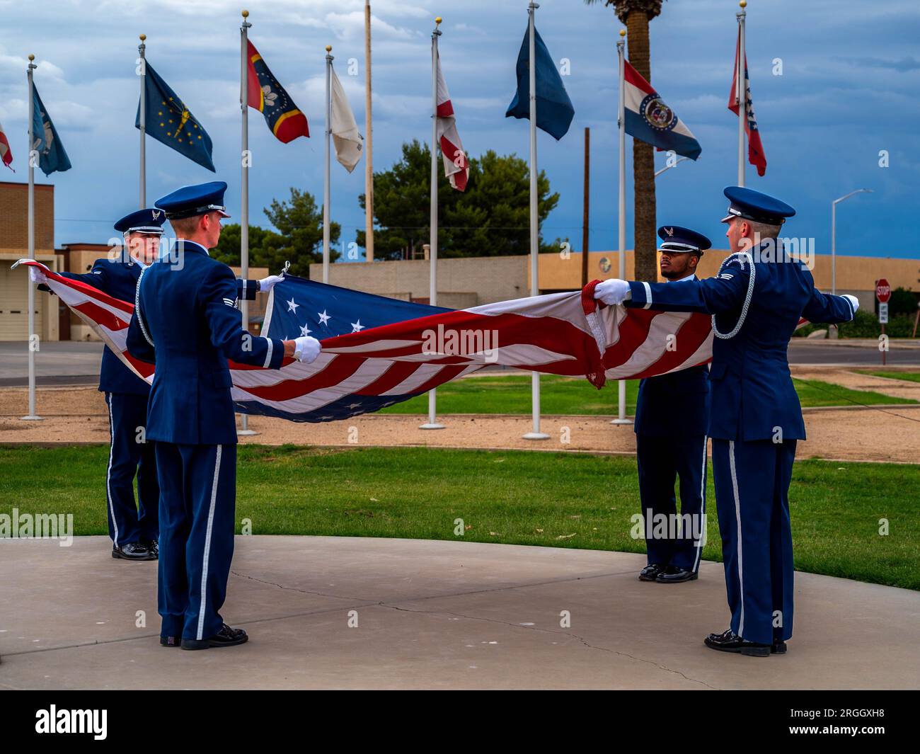 I membri della Luke Air Force base Honor Guard eseguono una bandiera pieghevole il 19 maggio 2023 a Luke AFB, Arizona. Foto di Elias Carrero Foto Stock