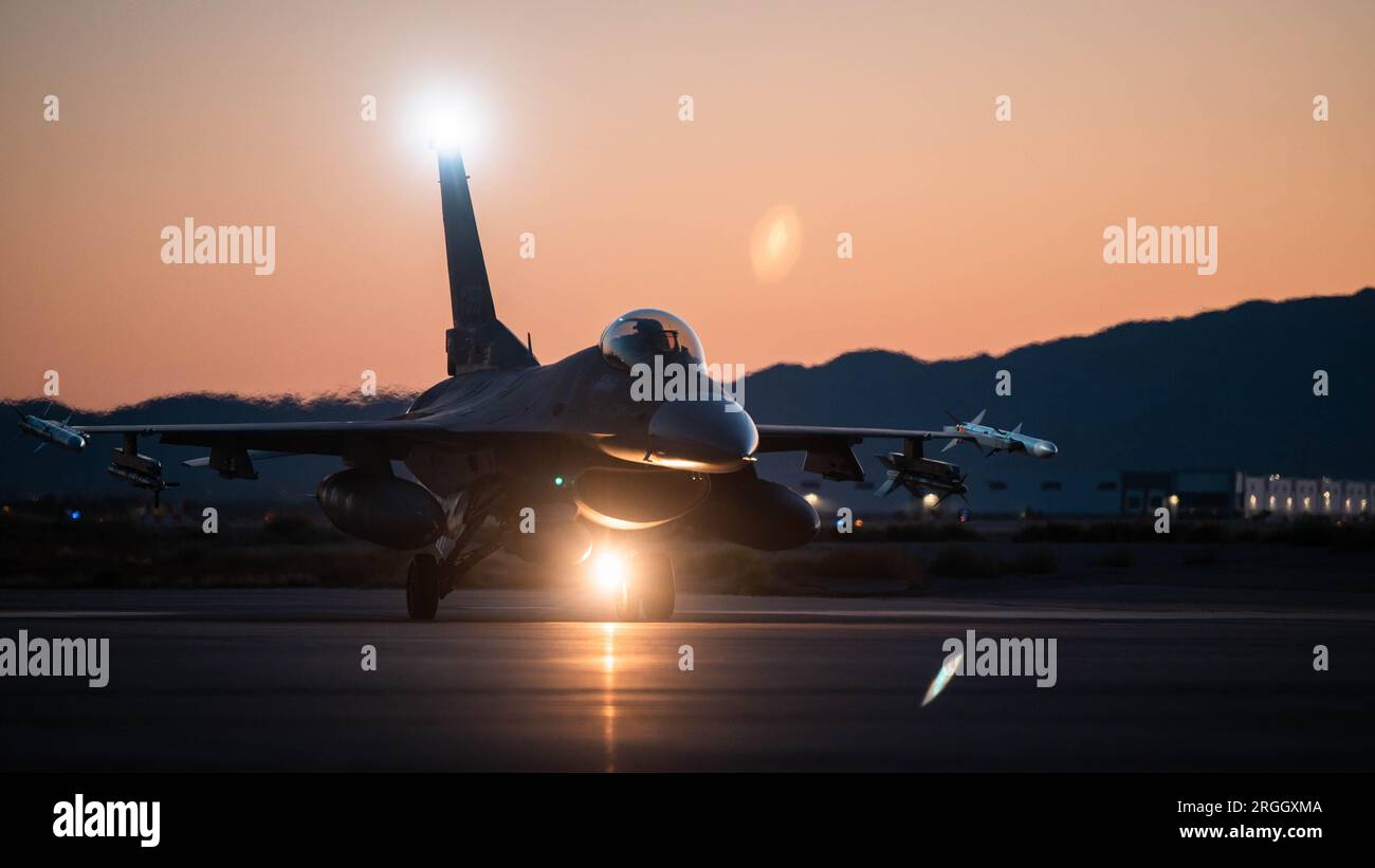 Un taxi F-16 Falcon sulla Luke Air Force base, in Arizona, il 24 maggio 2023. U.S. Air Force foto di Airman 1st Class Mason Hargrove Foto Stock