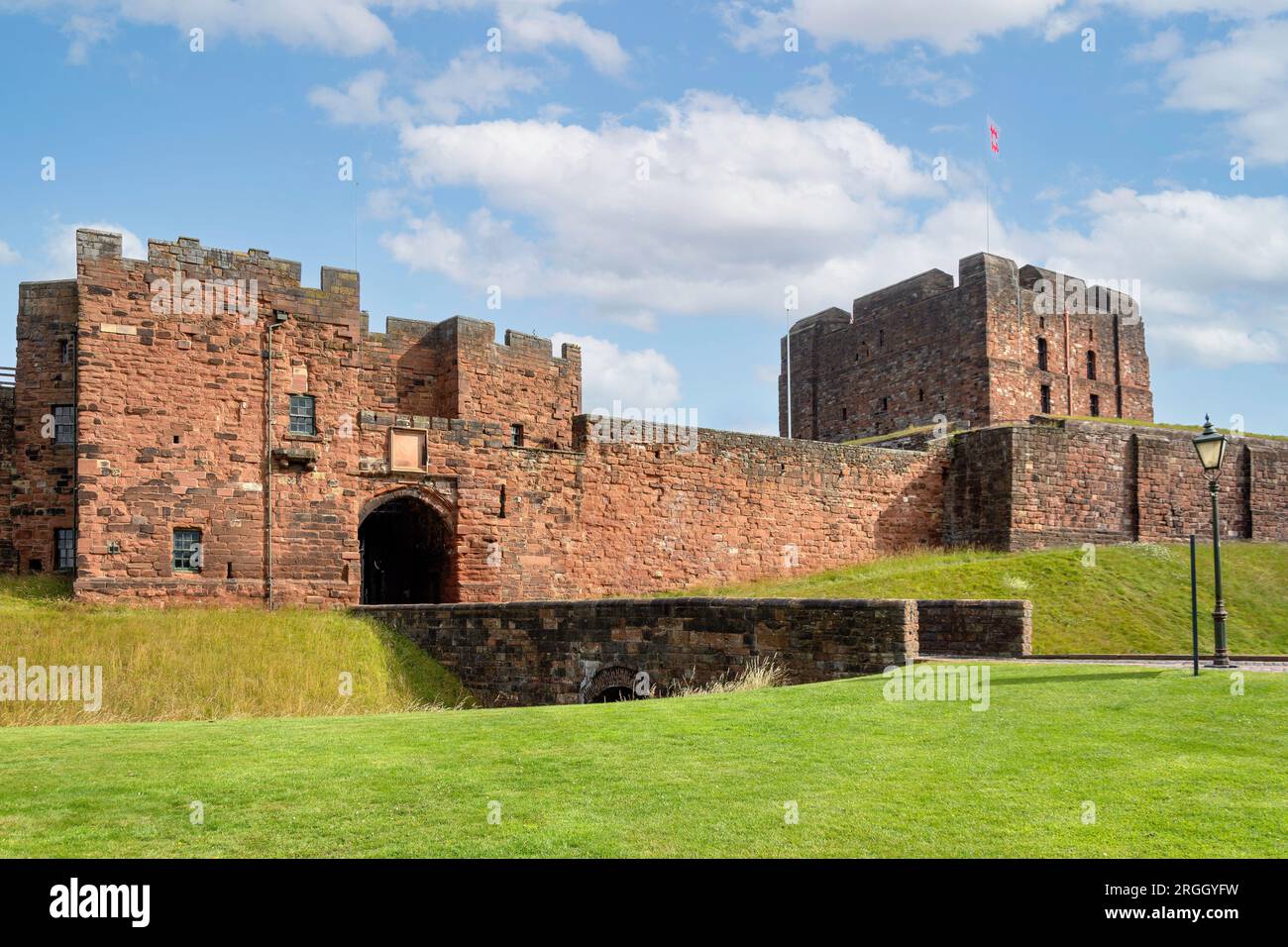 Torre di piastrelle, cancello di ingresso e pareti di Carlisle Castle, Castle Street, Carlisle, città di Carlisle, Cumbria, England, Regno Unito Foto Stock