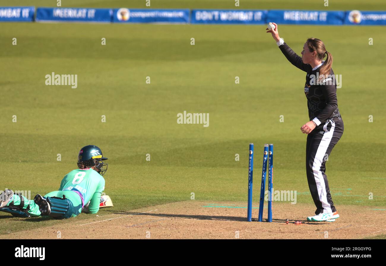 Londra, Regno Unito. 9 agosto 2023. Amanda-Jade Wellington dei Manchester Originals tiene la palla e Paige Scholfield è corsa da Deandra Dottin mentre gli Oval Invincibles affrontano i Manchester Originals nella competizione delle cento donne al Kia Oval. Credito: David Rowe/Alamy Live News Foto Stock