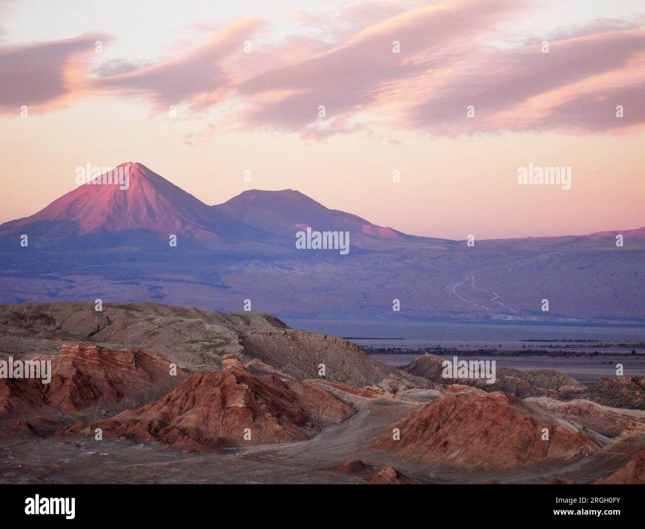 Tramonto su un paesaggio montagnoso del deserto Foto Stock