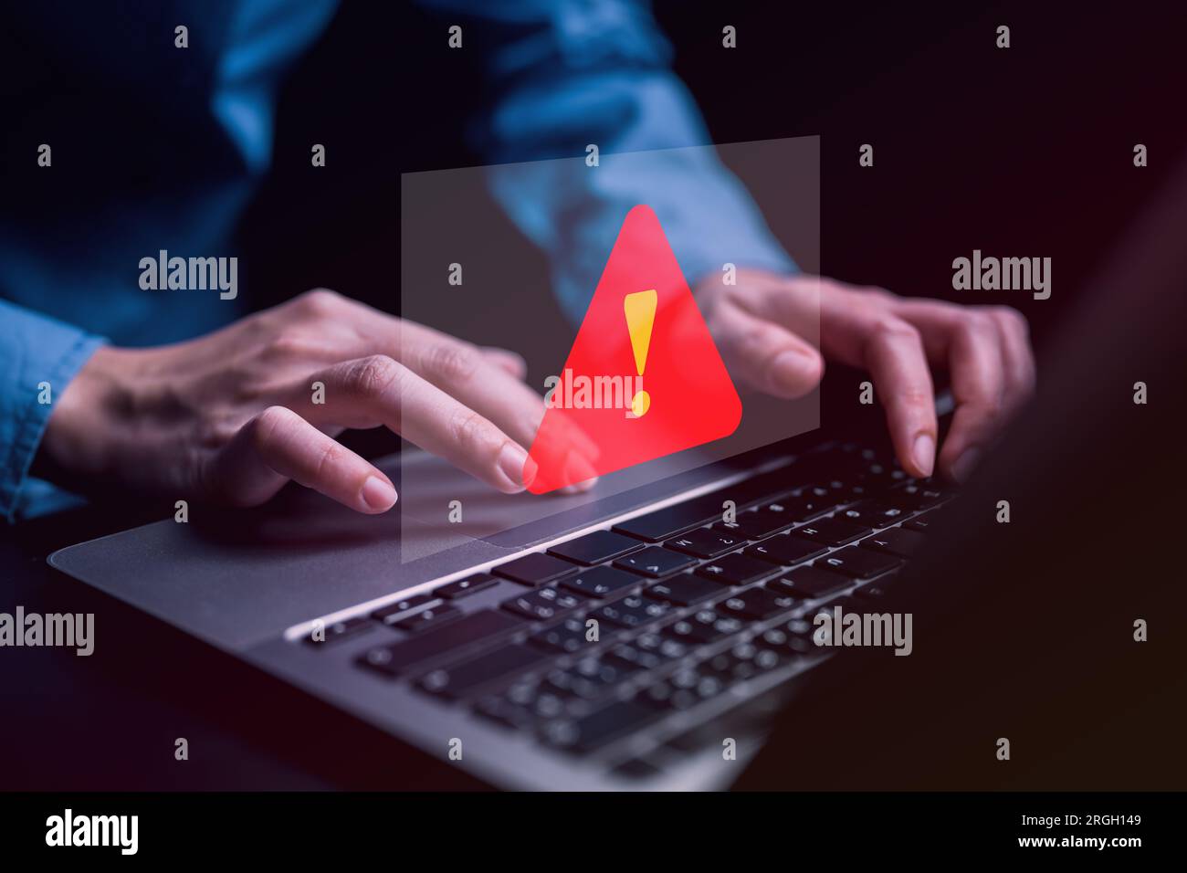 Persone con notifica di avviso e icona di messaggio spam sul laptop. Foto Stock