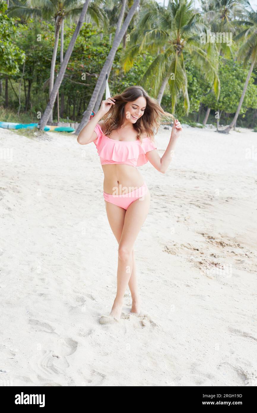 Giovane donna indossa bikini rosa presso la spiaggia di Ko Samui, Tailandia Foto Stock