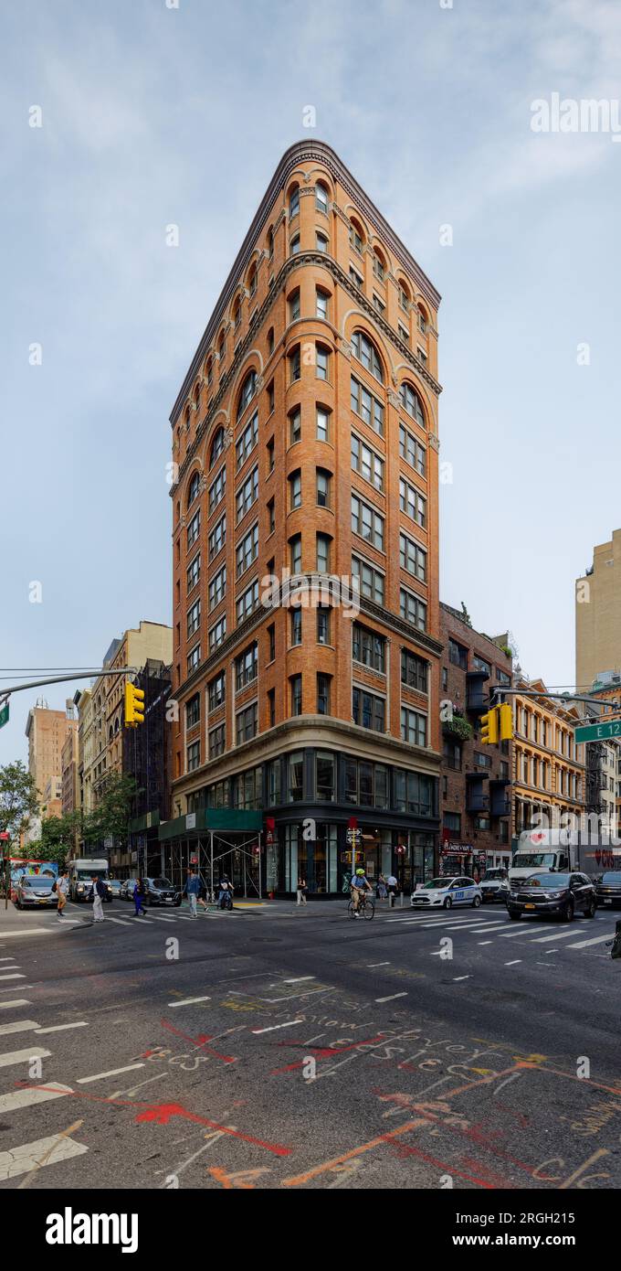 Greenwich Village: 821-823 Broadway è un edificio per uffici in mattoni arancioni in stile Beaux Arts, sopra una base in ghisa, completato nel 1908. Foto Stock