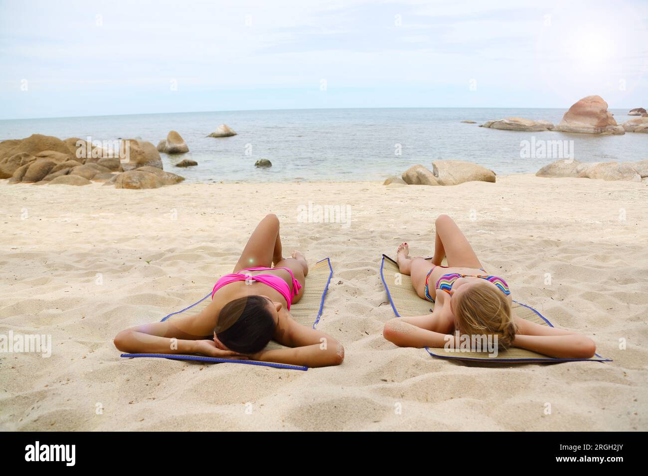 Le giovani donne a prendere il sole sulla spiaggia Foto Stock