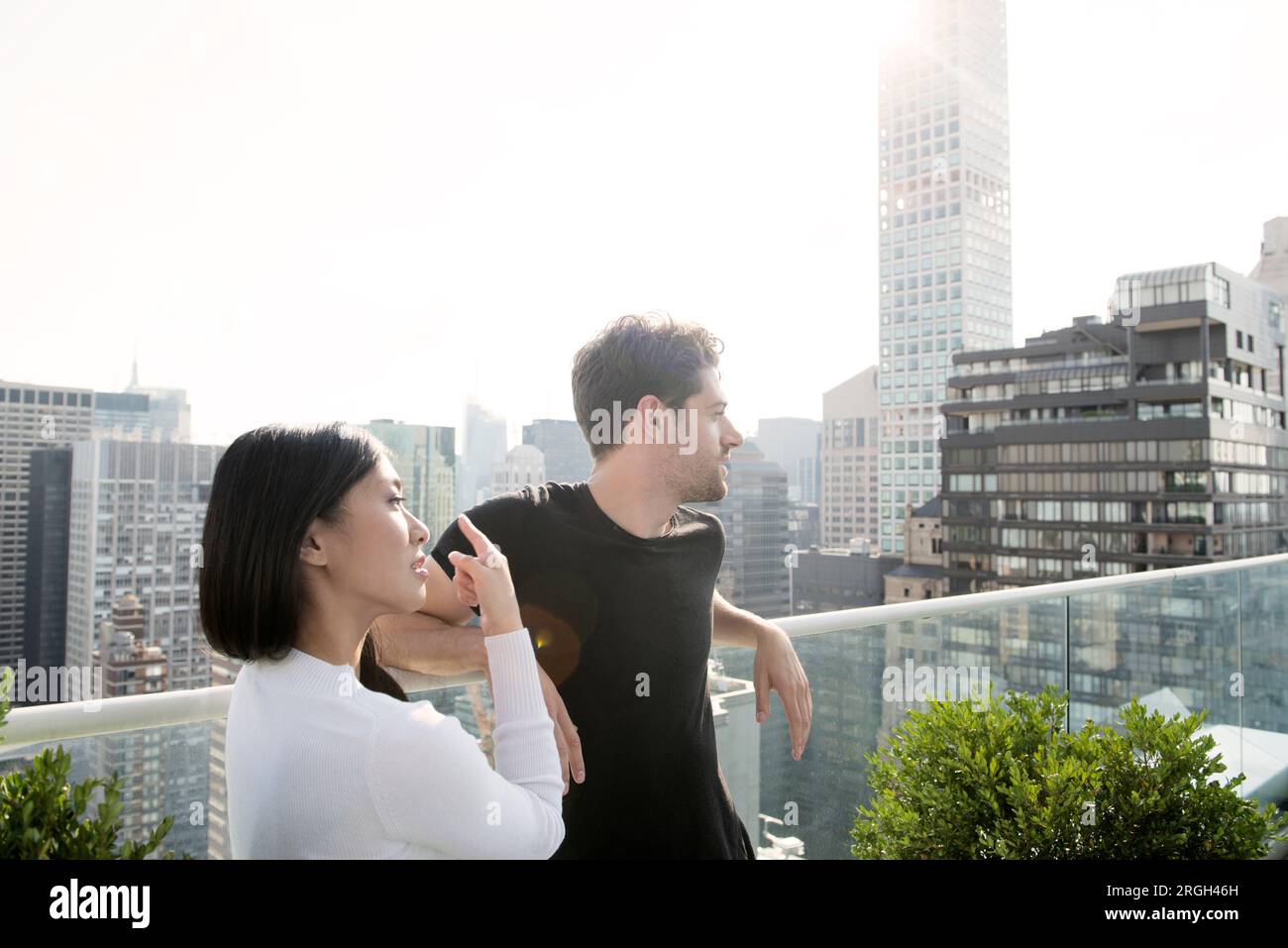 Coppia giovane sul balcone nella città di New York Foto Stock