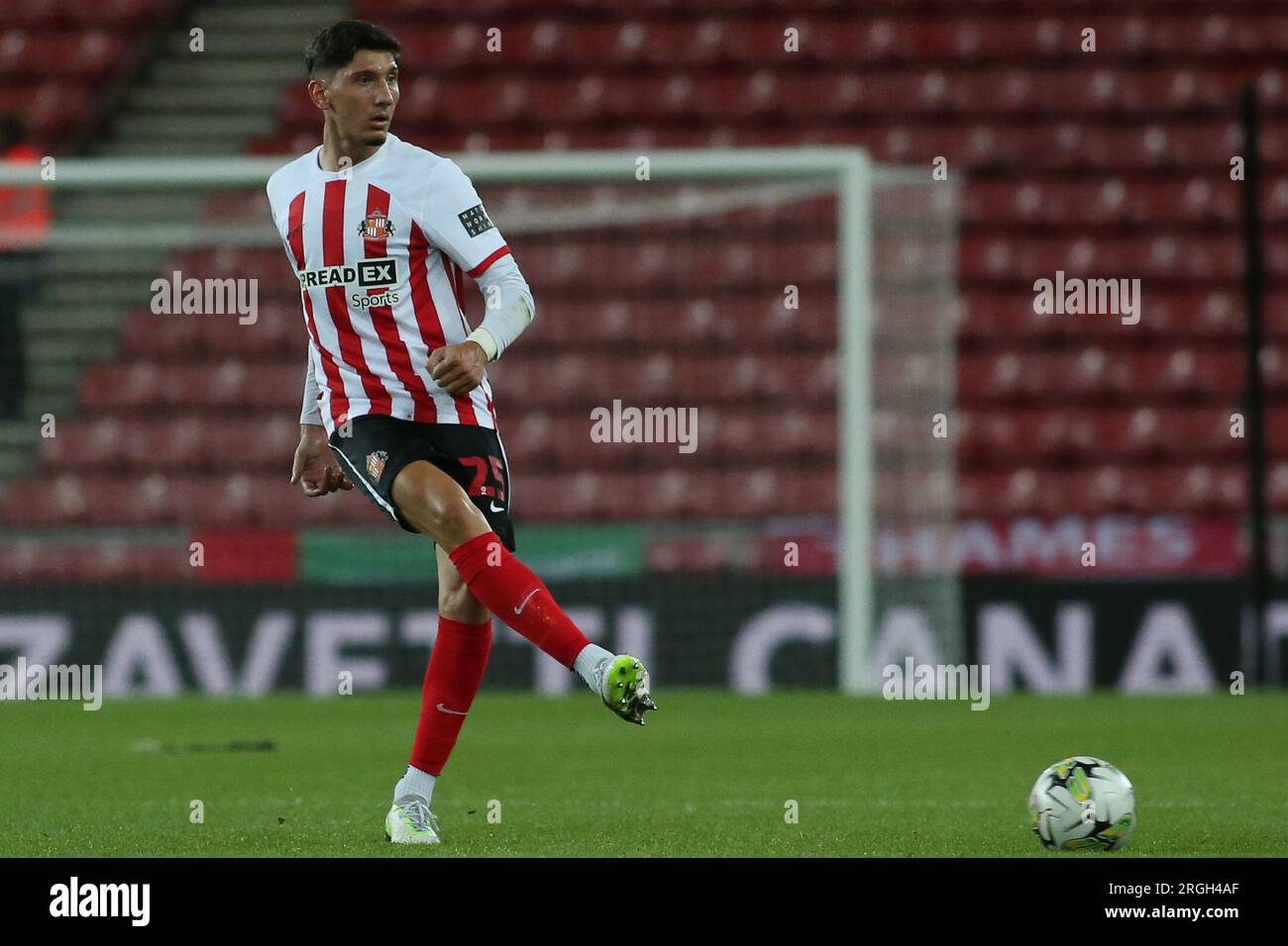 I Nectarios Triantis del Sunderland durante la partita del primo turno North della Carabao Cup tra Sunderland e Crewe Alexandra allo Stadio di Light, Sunderland martedì 8 agosto 2023. (Foto: Michael driver | mi News) crediti: MI News & Sport /Alamy Live News Foto Stock