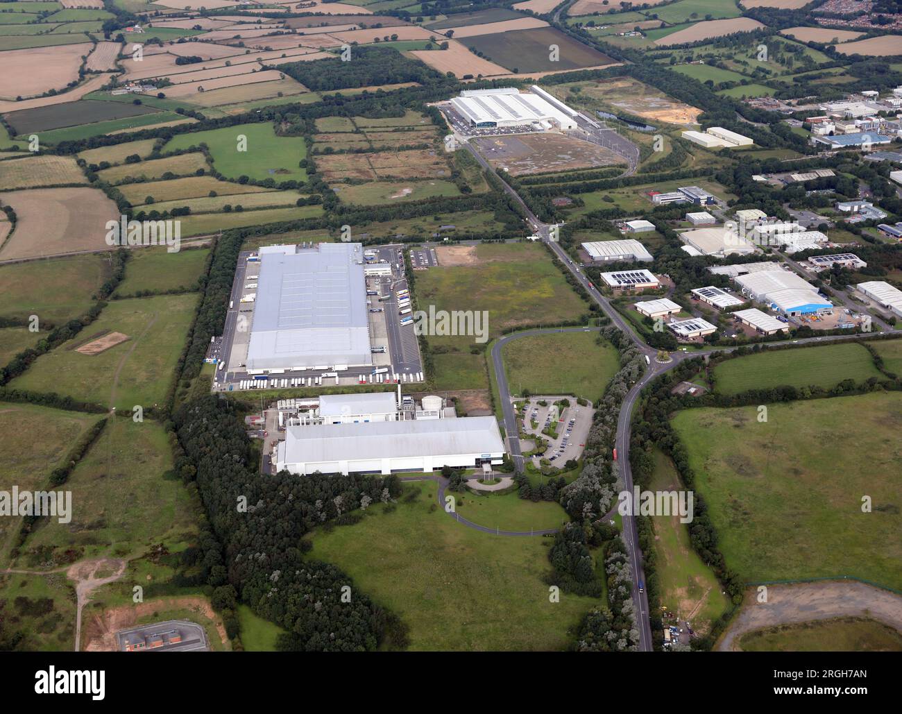 Vista aerea dal centro di distribuzione regionale est di Lidl e dal produttore di elettronica II-vi presso l'Aycliffe Business Park Newton Aycliffe, County Duham Foto Stock