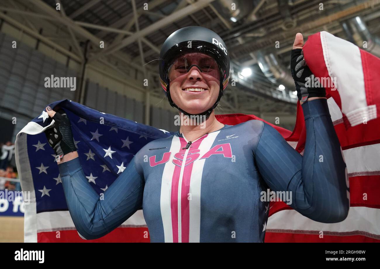 La statunitense Jennifer Valente celebra la vittoria del Women Elite Omnium durante il settimo giorno dei Campionati del mondo di ciclismo UCI 2023 al Sir Chris Hoy Velodrome di Glasgow. Data foto: Mercoledì 9 agosto 2023. Foto Stock