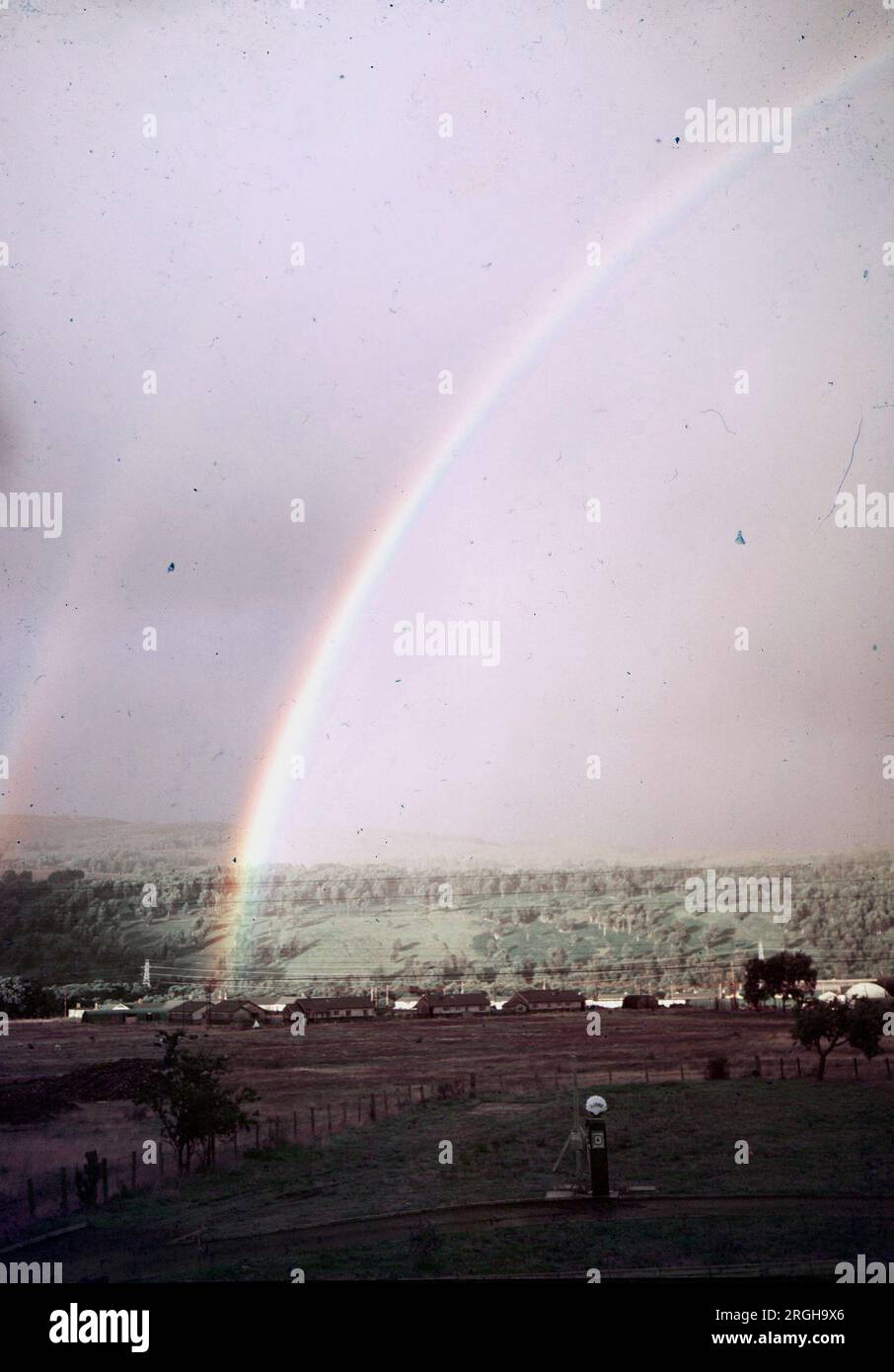 Intorno al 1950, Inderness, Scozia, Regno Unito: Un arcobaleno brilla sulle colline scozzesi. Dove finisce questo arcobaleno non si trova in una pentola d'oro, ma in una pompa di benzina. Foto scattata nei pressi di Loch Africa, Inderness. (Immagine di credito: © Keystone Press Agency/ZUMA Press Wire). SOLO PER USO EDITORIALE! Non per USO commerciale! Foto Stock