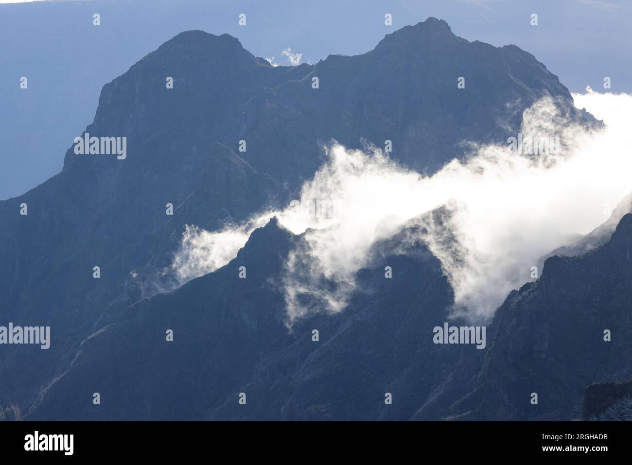 Atmosfera mistica su una valle di Madeira circondata da una fitta foresta. Foto Stock