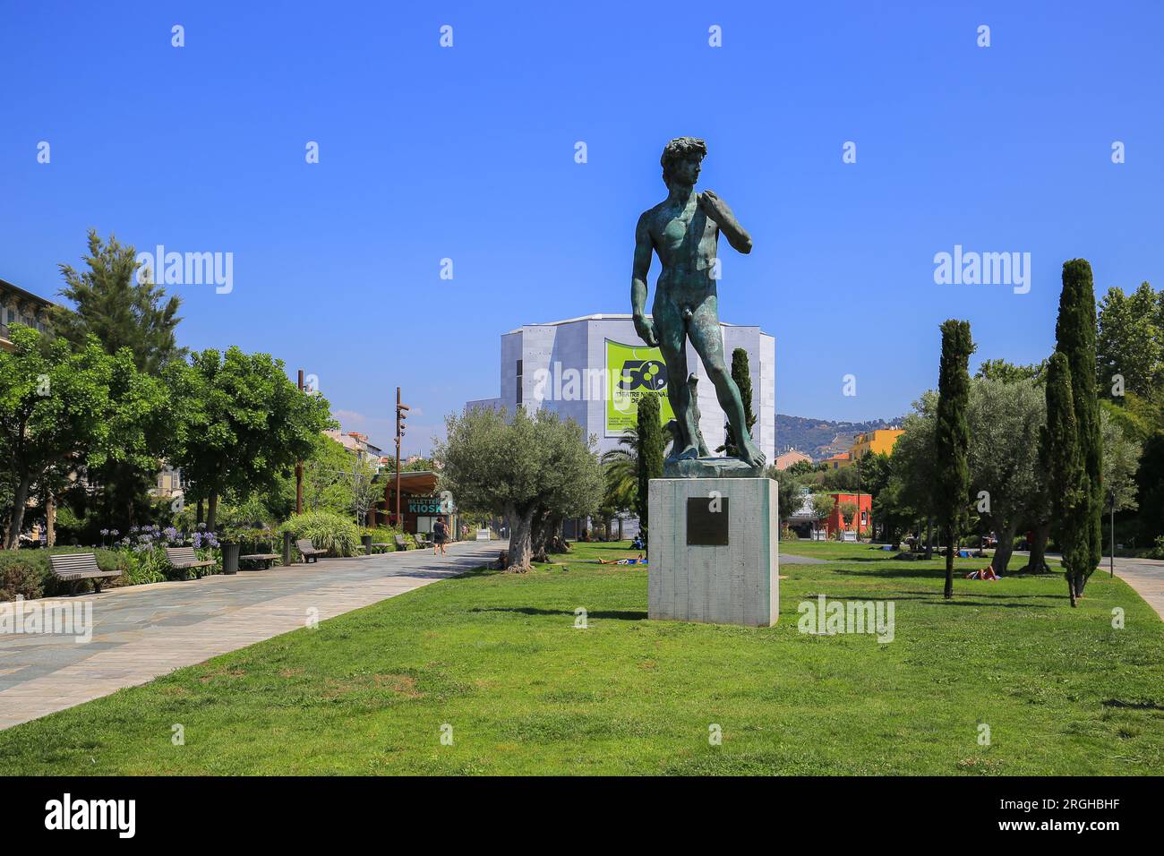 NStatue David di Michelangelo vicino al teatro nazionale di Nizza Foto Stock