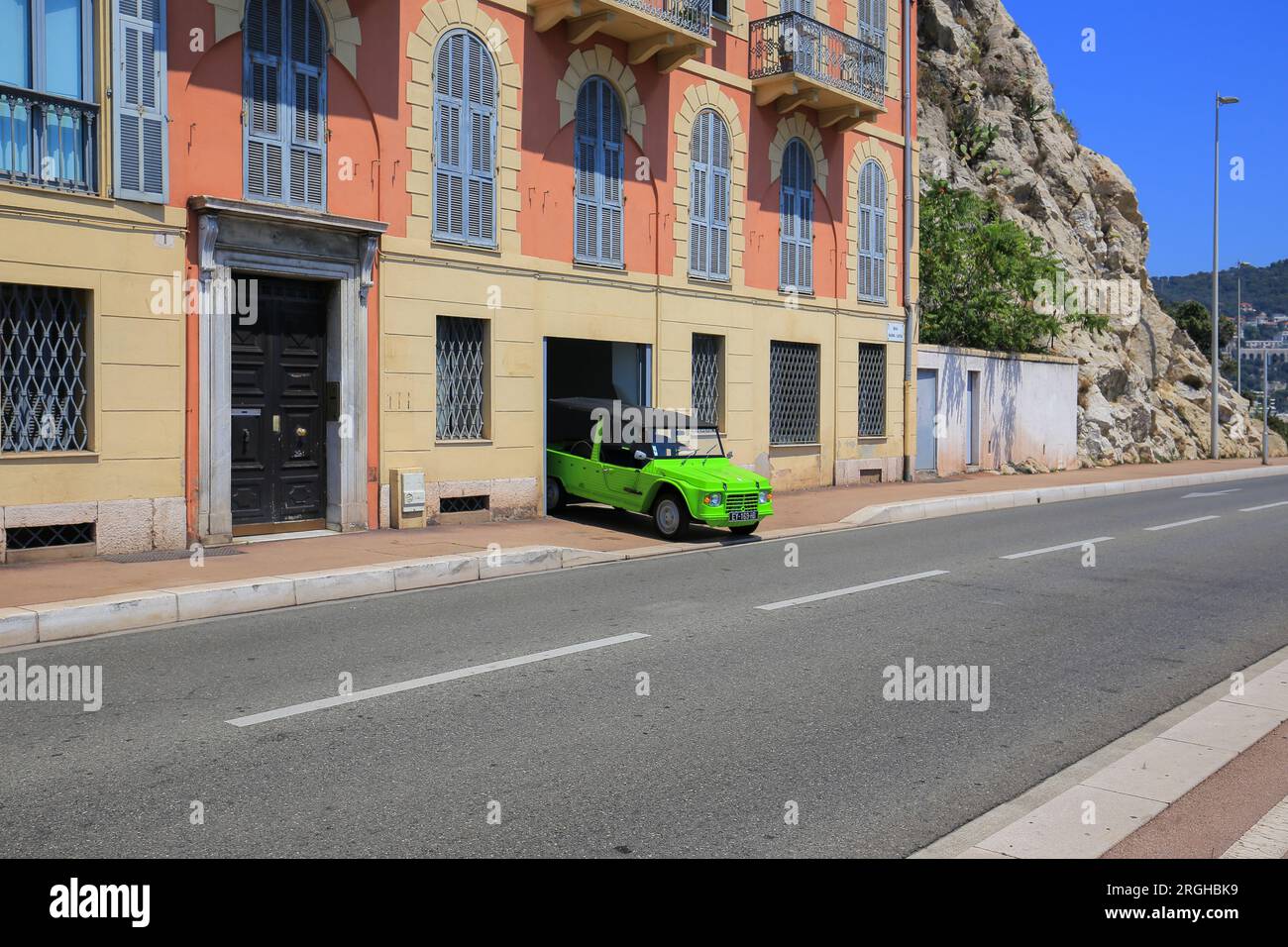 Un'auto d'epoca arriva sulla strada di Nizza Foto Stock