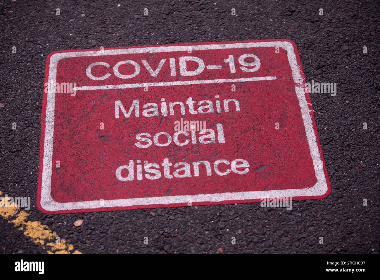Il segno COVID mantiene la distanza sociale Cambridge Cambridgeshire Foto Stock