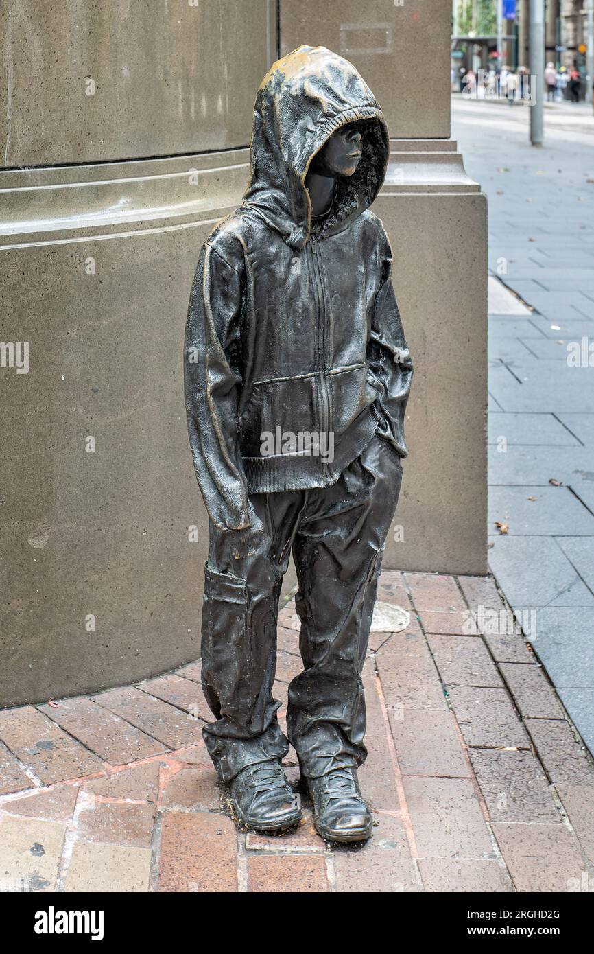 Giovani - statua di bronzo di un giovane riccio con cappuccio a George Street, Sydney, Australia, il 7 gennaio 2023 Foto Stock