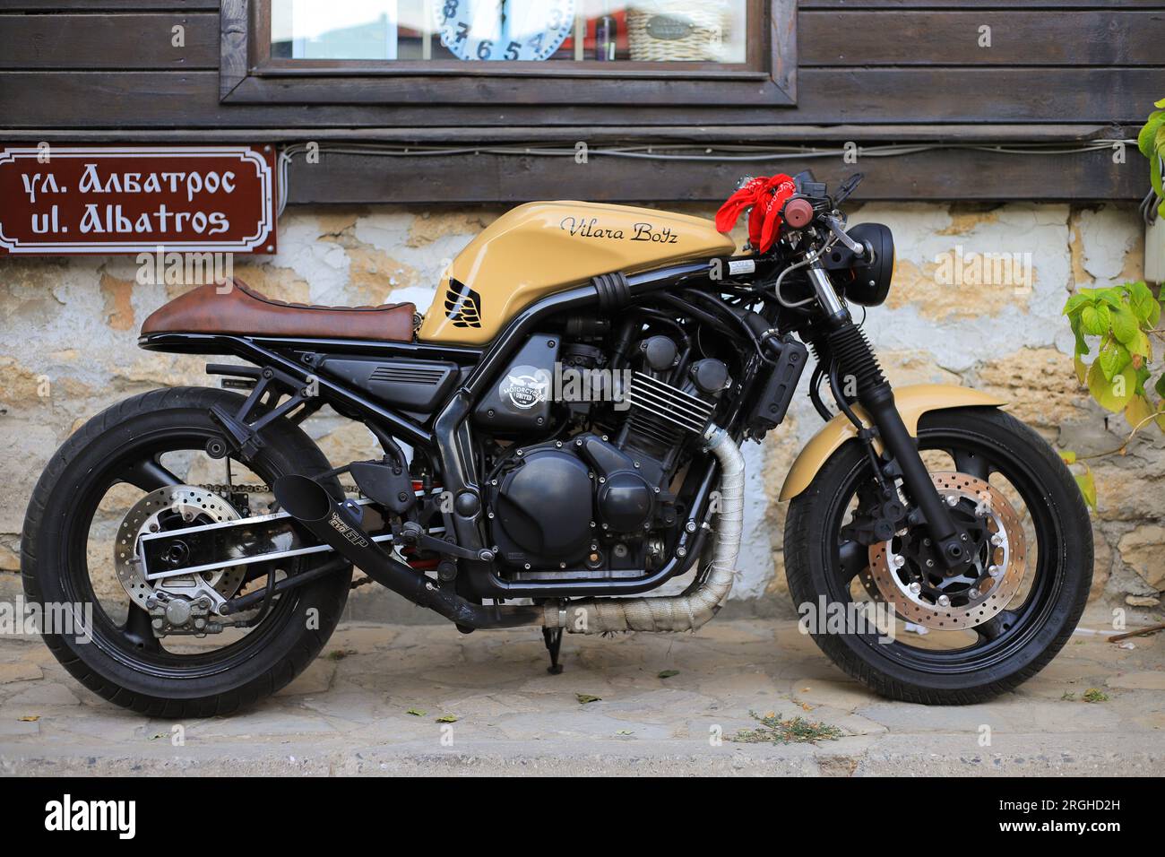 Motocicletta personalizzata Suzuki Bandit 600 Cafe racer parcheggiata per strada Foto Stock