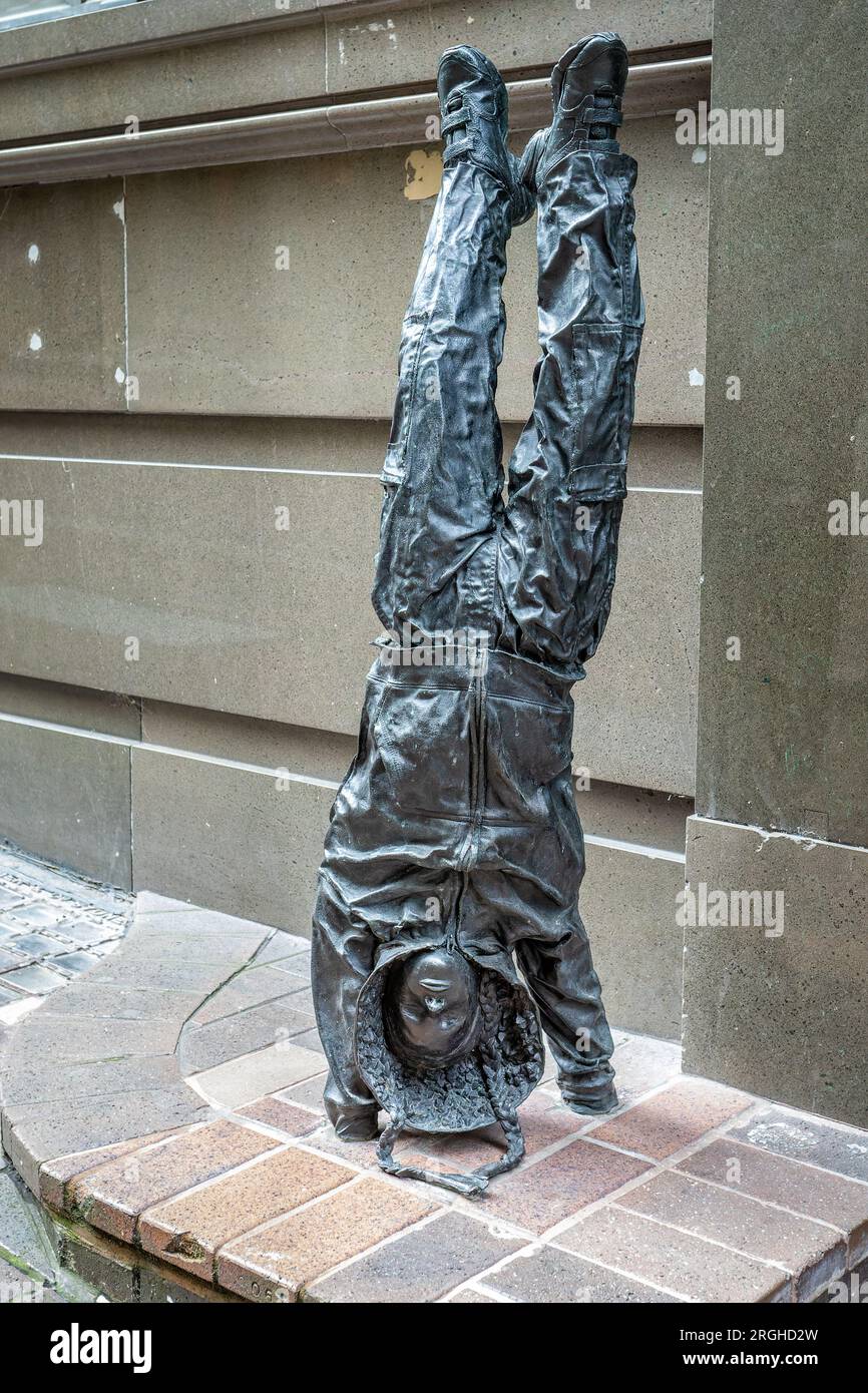 Giovani - statua in bronzo di una bambina che fa un cavalletto con cappuccio a George Street, Sydney, Australia, il 7 gennaio 2023 Foto Stock