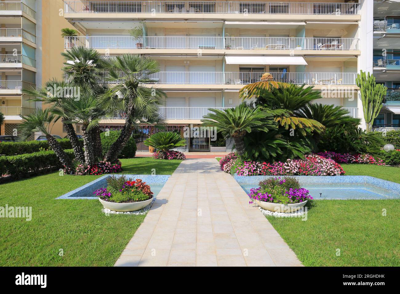 Hotel esterno di lusso con giardino a Cannes Foto Stock