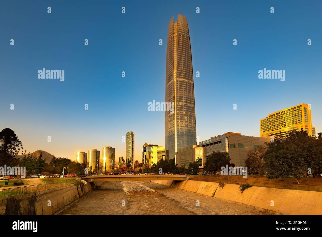 Skyline di edifici nel quartiere di Providencia con Rio Mapocho (fiume Mapocho) in primo piano, Santiago del Cile Foto Stock