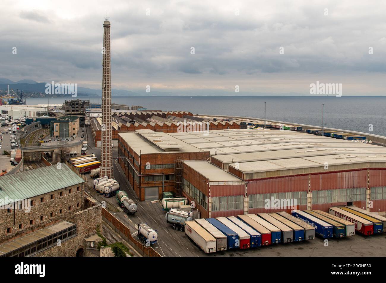 Vista elevata del porto commerciale con l'unico camino non abbattuto di Ilva, società metallurgica fondata nel 1861 e chiusa nel 1994, Savona Foto Stock