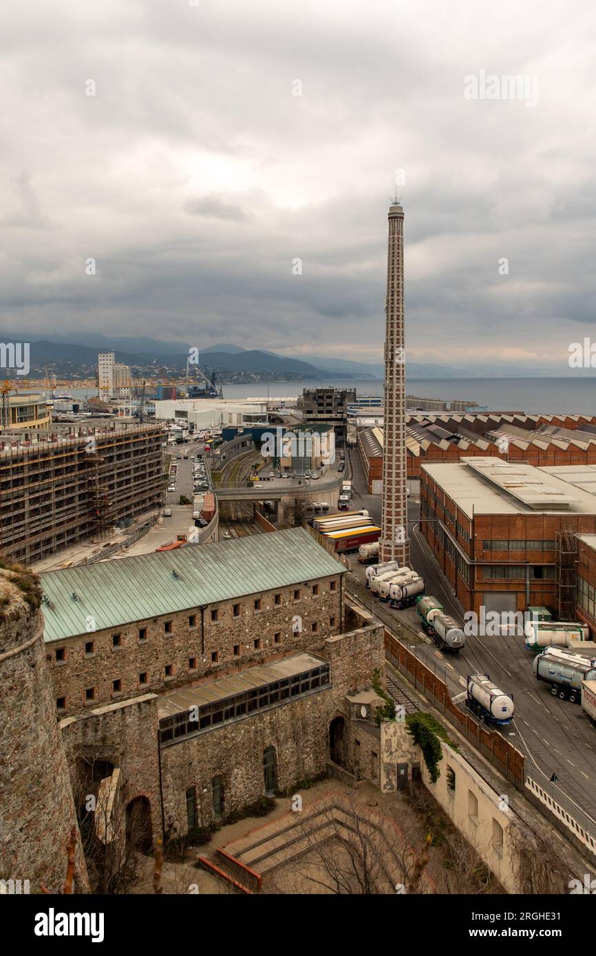 Vista elevata del porto commerciale con l'unico camino non abbattuto di Ilva, società metallurgica fondata nel 1861 e chiusa nel 1994, Savona Foto Stock