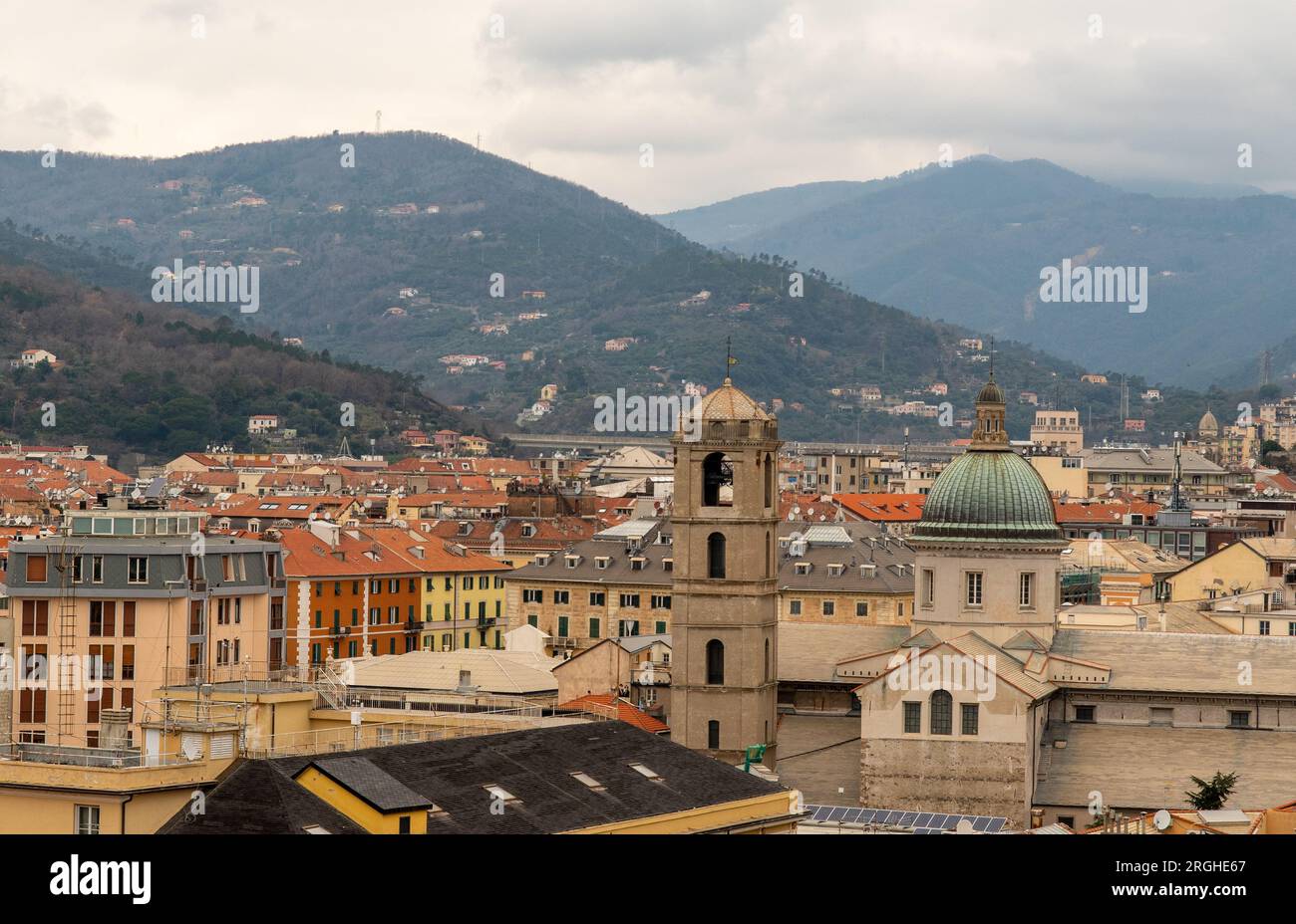 Paesaggio urbano panoramico con la Cattedrale di Santa Maria Assunta (1605) e la catena montuosa dell'Appennino Ligure in una giornata nuvolosa, Savona, Liguria, Italia Foto Stock