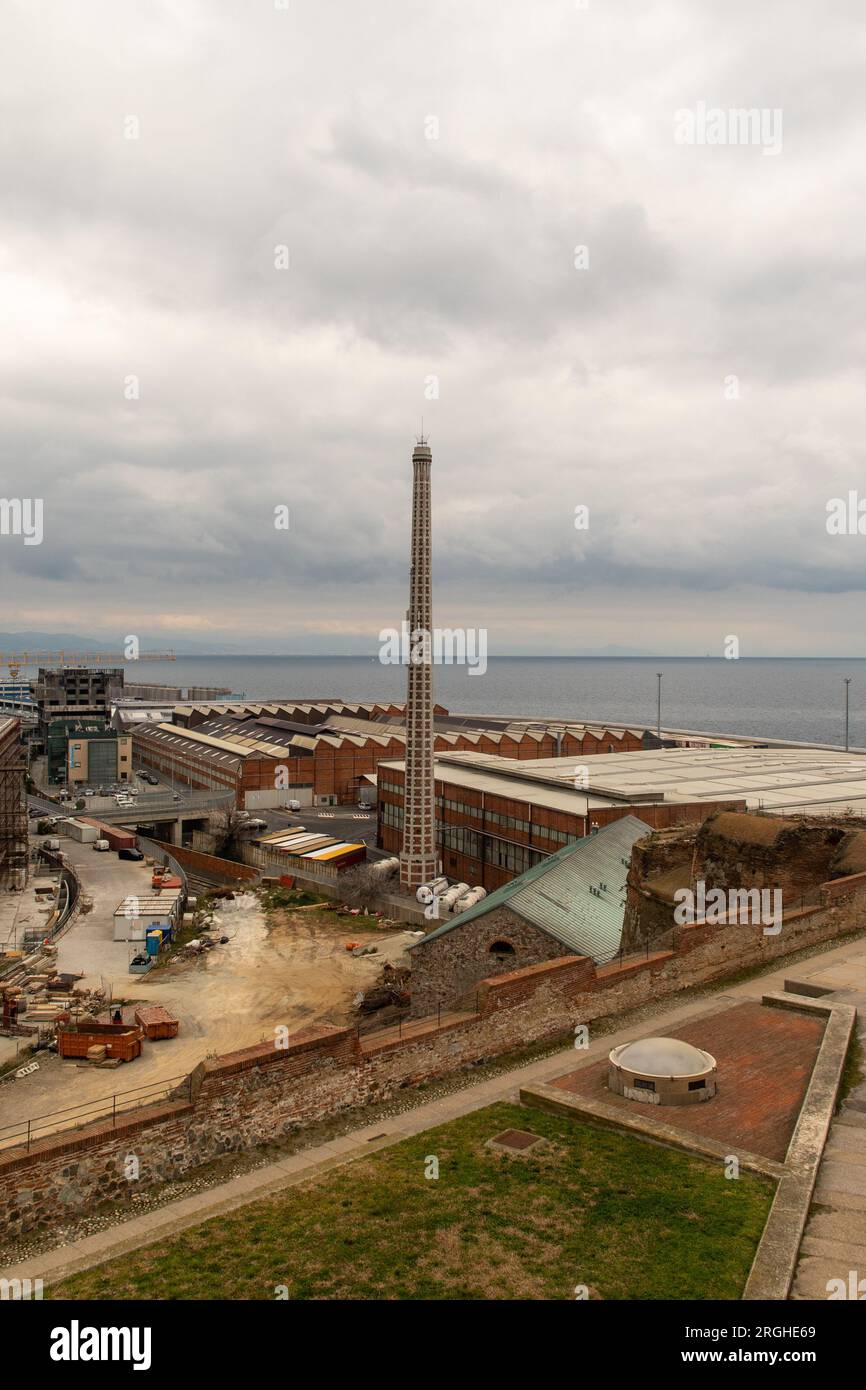 Vista elevata del porto commerciale con l'unico camino non abbattuto di Ilva, società metallurgica fondata nel 1861 e chiusa nel 1994, Savona Foto Stock