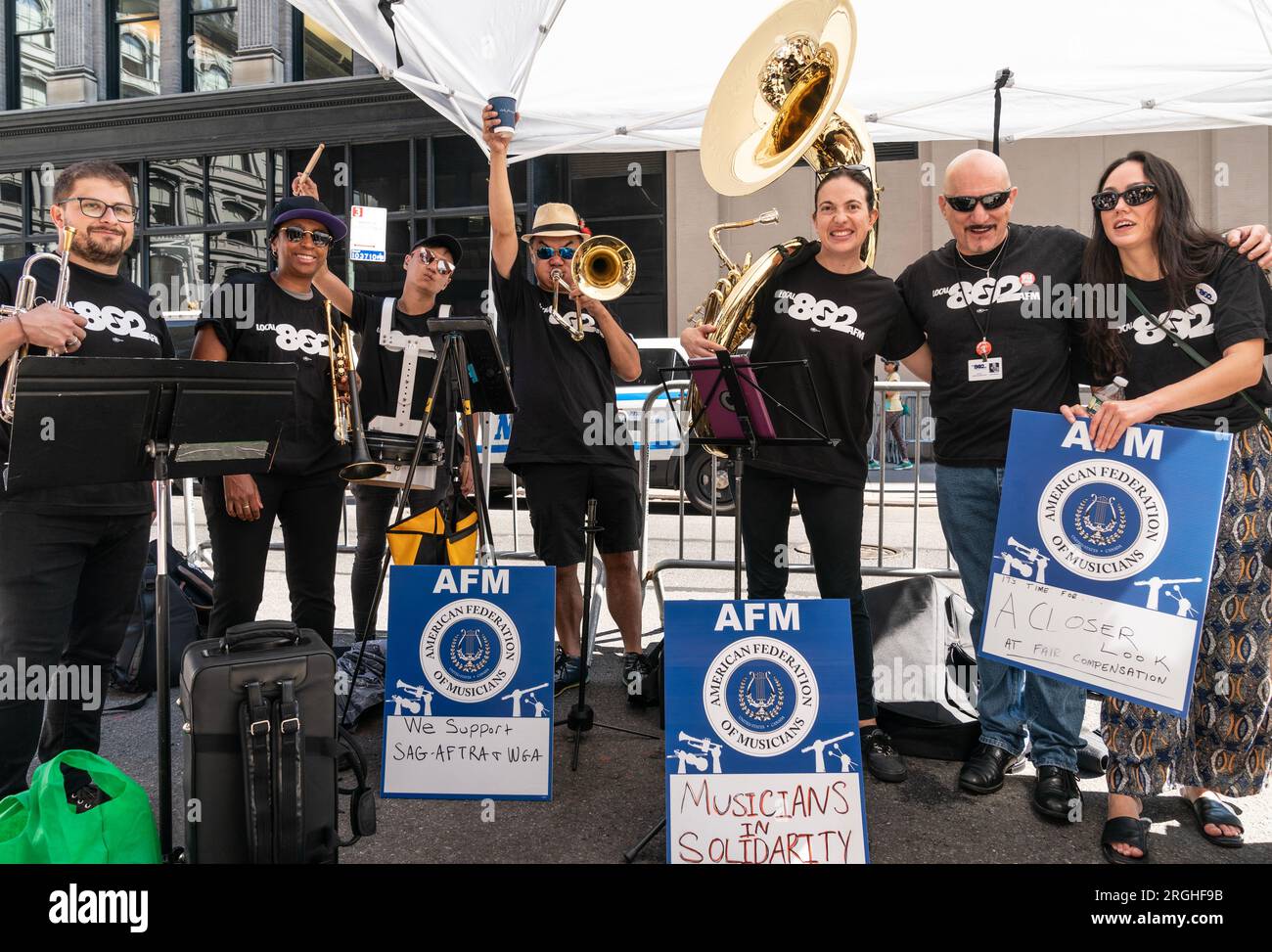 I membri della American federation of Musicians si unirono al picchetto WGA il 100° giorno di sciopero a Netflix e Warner Bros. Uffici Discovery a New York il 9 agosto 2023. A loro si unirono i membri SAG AFTRA Foto Stock