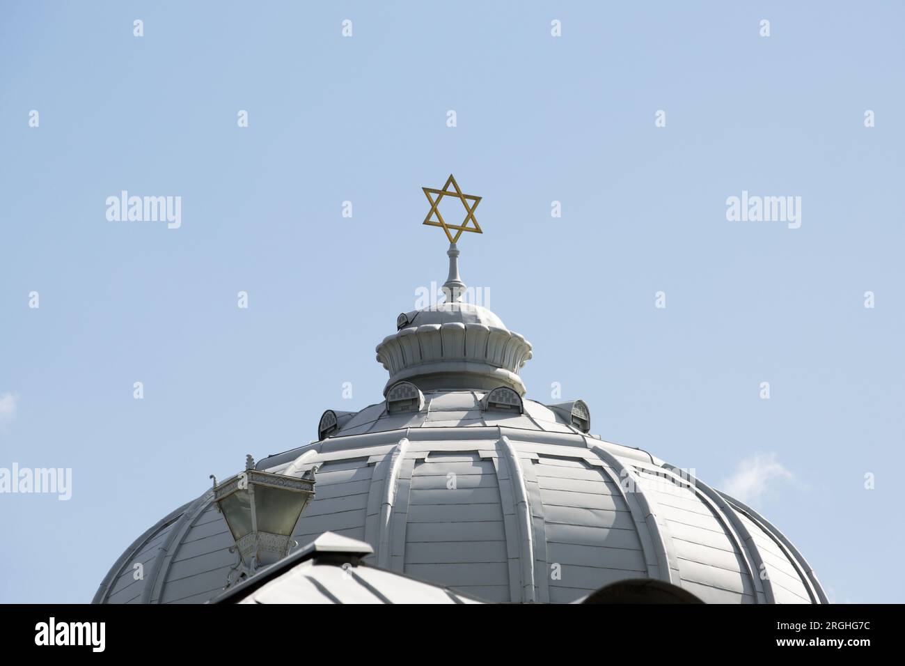 La cupola della sinagoga con la stella di David su sfondo blu Foto Stock