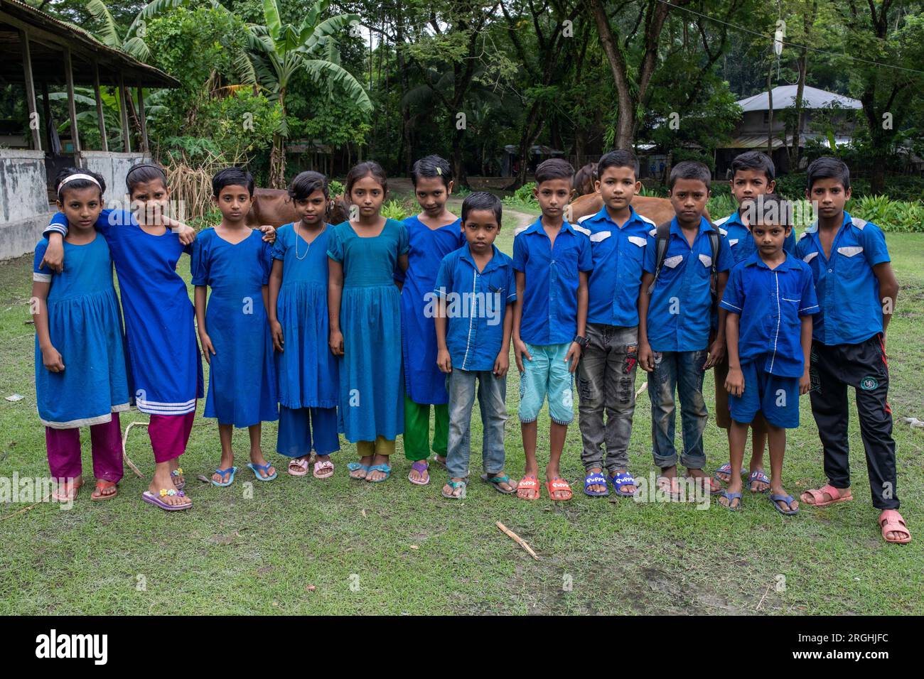 Gruppo di studenti delle scuole rurali nel villaggio Hailakathi di Rajapur upazila di Jhalakathi. Jhalakathi, Bangladesh. Foto Stock