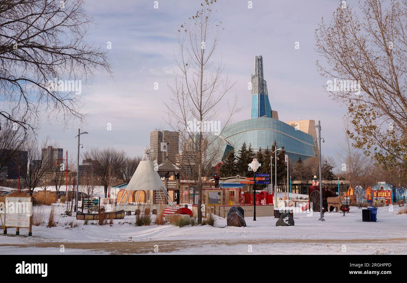 Winnipeg, Manitoba, Canada - 11 18 2014: Tramonto invernale al The Forks National Historic Site nel centro di Winnipeg con colorato parco giochi per bambini Foto Stock