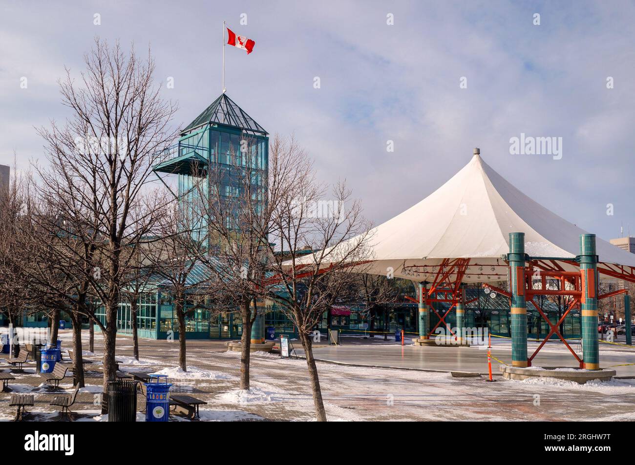 Tramonto invernale nel sito storico nazionale The Forks nella città di Winnipeg, capitale della provincia canadese del Manitoba, con Forks Market Plaza e. Foto Stock