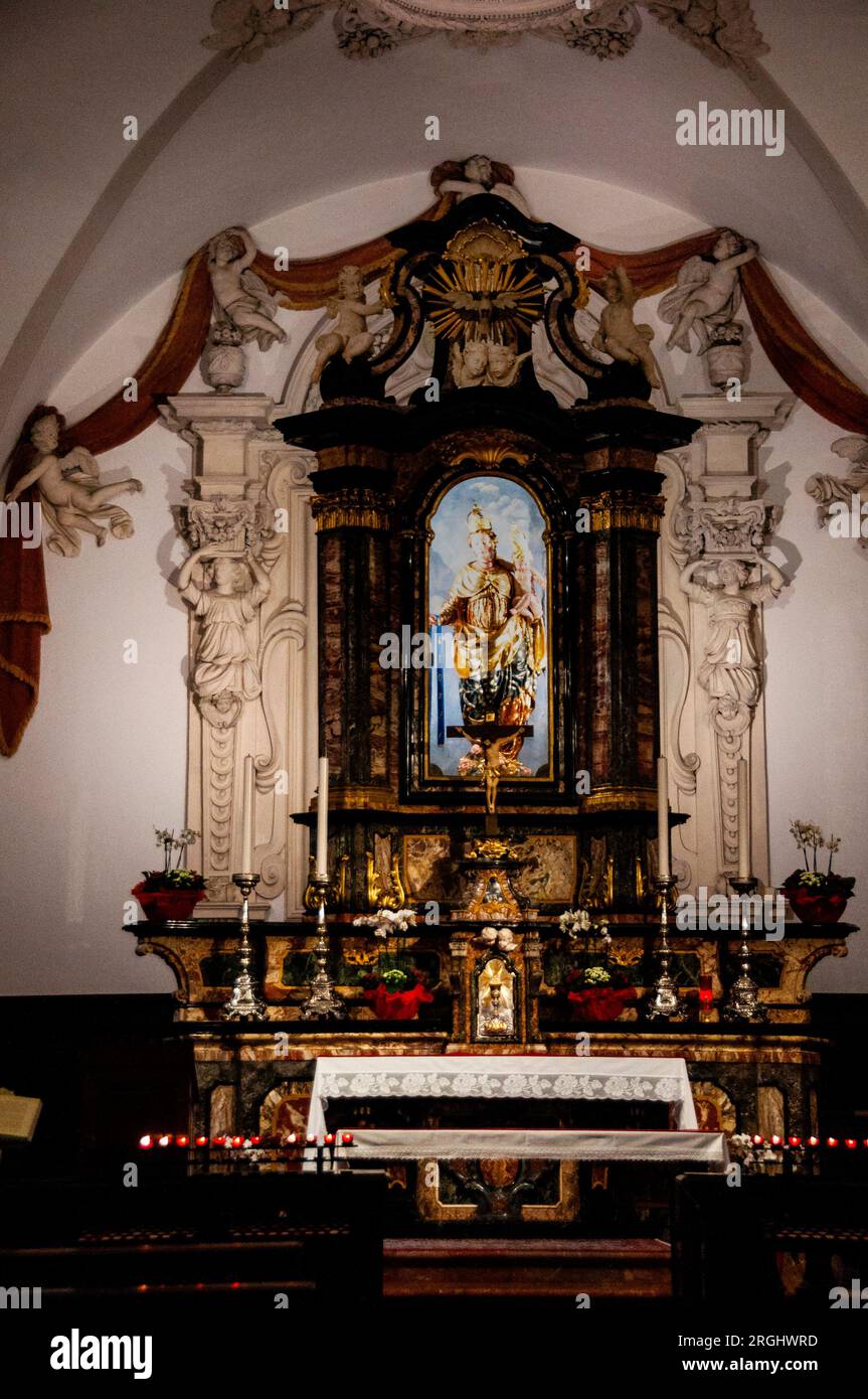 Chiesa barocca Chiesa di San Carlo Borromeo e altare maggiore con Madonna della cintura a Lugano, Svizzera. Foto Stock