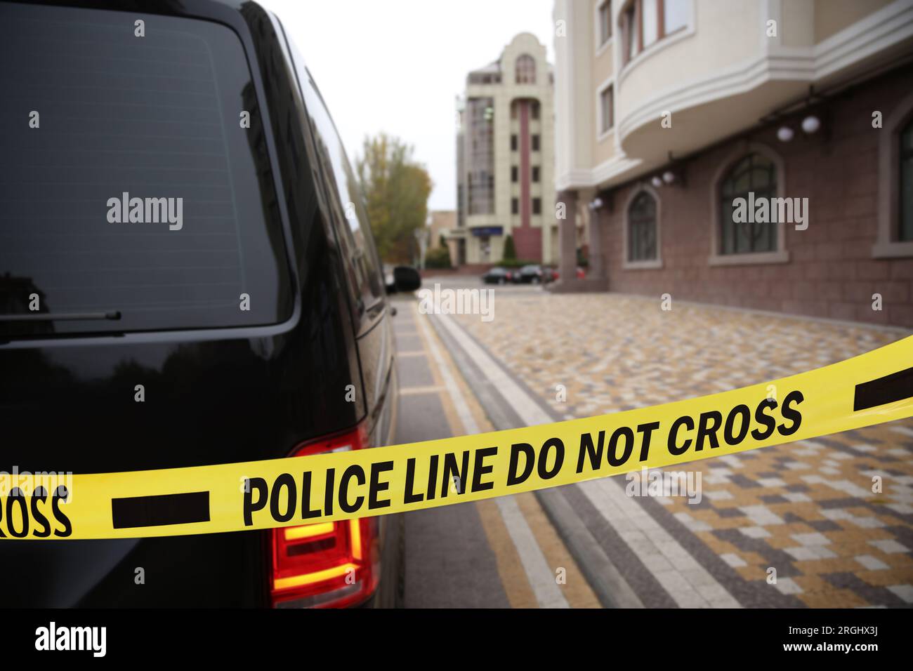 Nastro giallo della scena del crimine vicino alla macchina all'aperto Foto Stock