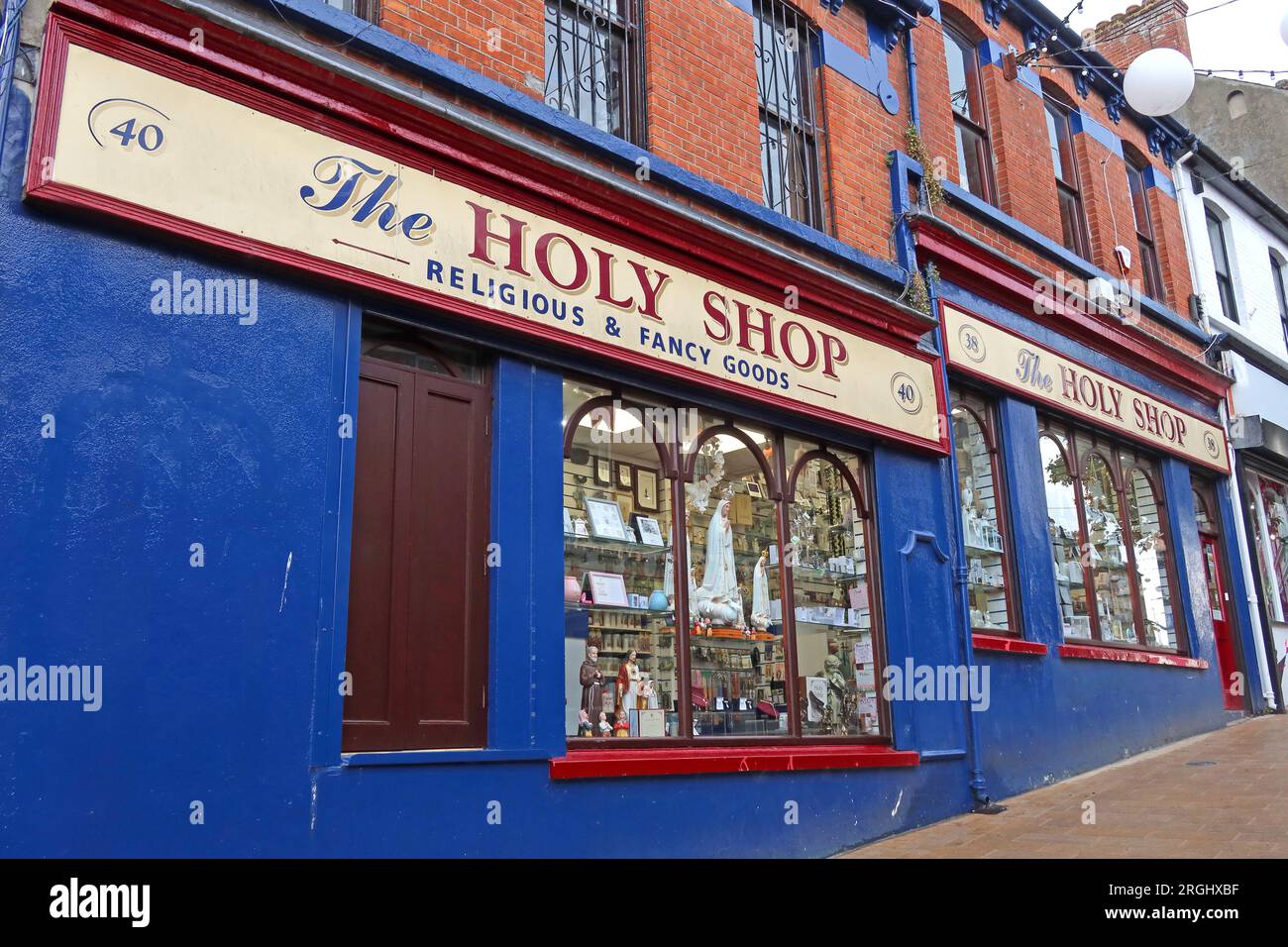 The Holy Shop, Religious & Fancy Goods, 38-40 Waterloo St, Londonderry BT48 6HF - Conferma , Comunione Gifts , dormire , San Giuseppe , Devotional Foto Stock