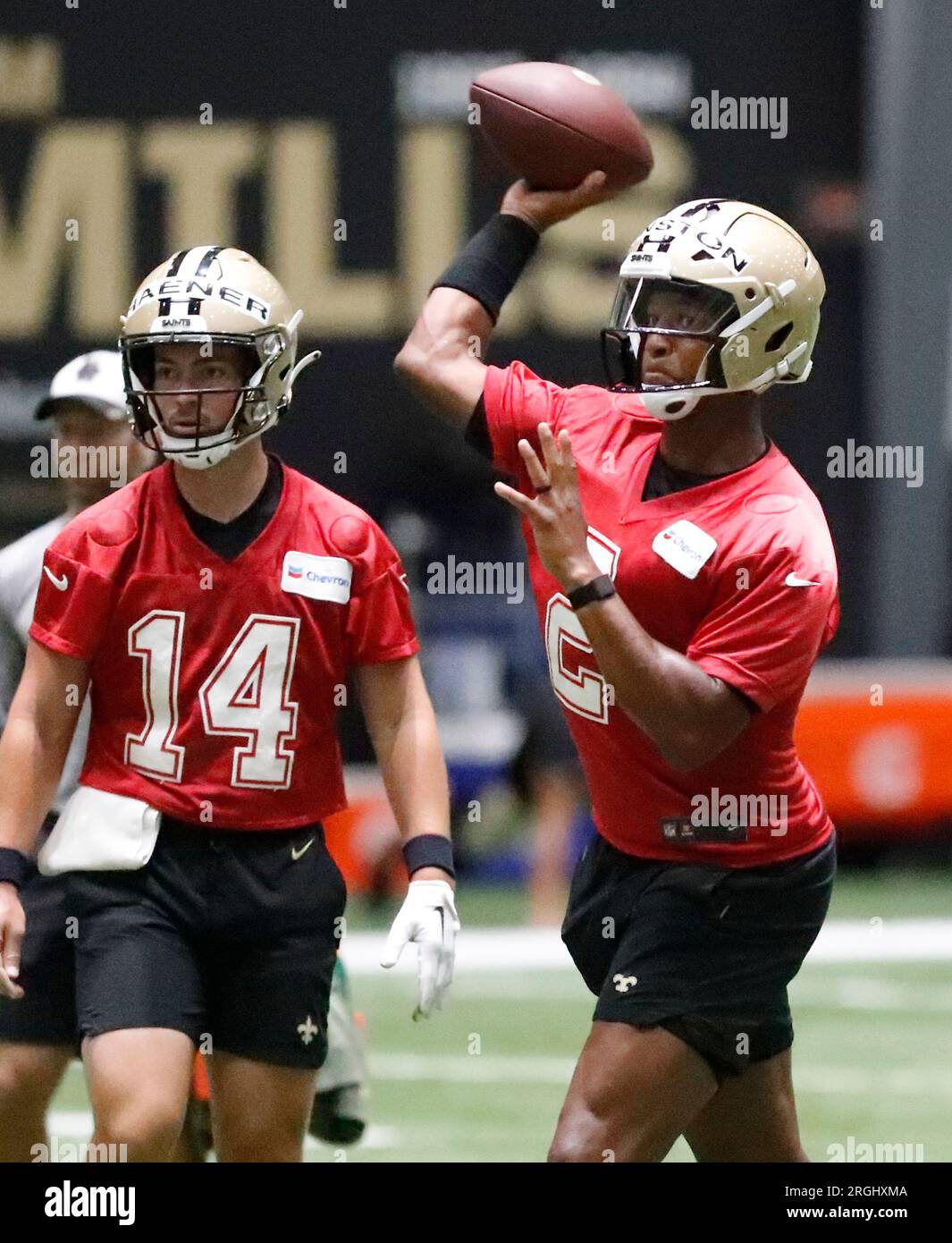 Metairie, USA. 9 agosto 2023. Il quarterback Jameis Winston (2) tenta un passaggio durante il training camp dei New Orleans Saints presso l'Ochsner Sports Performance Center Indoor Facility di Metairie, Louisiana, mercoledì 9 agosto 2023. (Foto di Peter G. Forest/Sipa USA) credito: SIPA USA/Alamy Live News Foto Stock