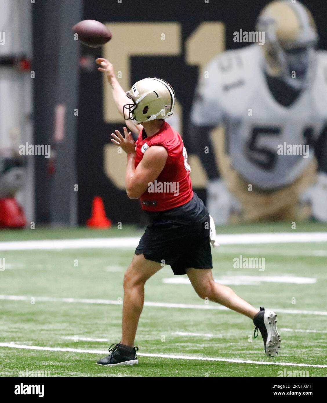 Metairie, USA. 9 agosto 2023. Il quarterback Derek Carr (4) tenta un passaggio durante il training camp dei New Orleans Saints presso l'Ochsner Sports Performance Center Indoor Facility di Metairie, Louisiana, mercoledì 9 agosto 2023. (Foto di Peter G. Forest/Sipa USA) credito: SIPA USA/Alamy Live News Foto Stock