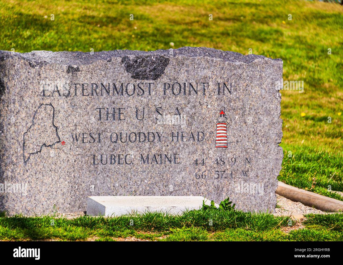 Faro di West Quoddy Head a Lubec, Maine, costruito nel 1808 (e sostituito nel 1831 e di nuovo nel 1858) all'ingresso della Baia di Passamaquoddy. Foto Stock