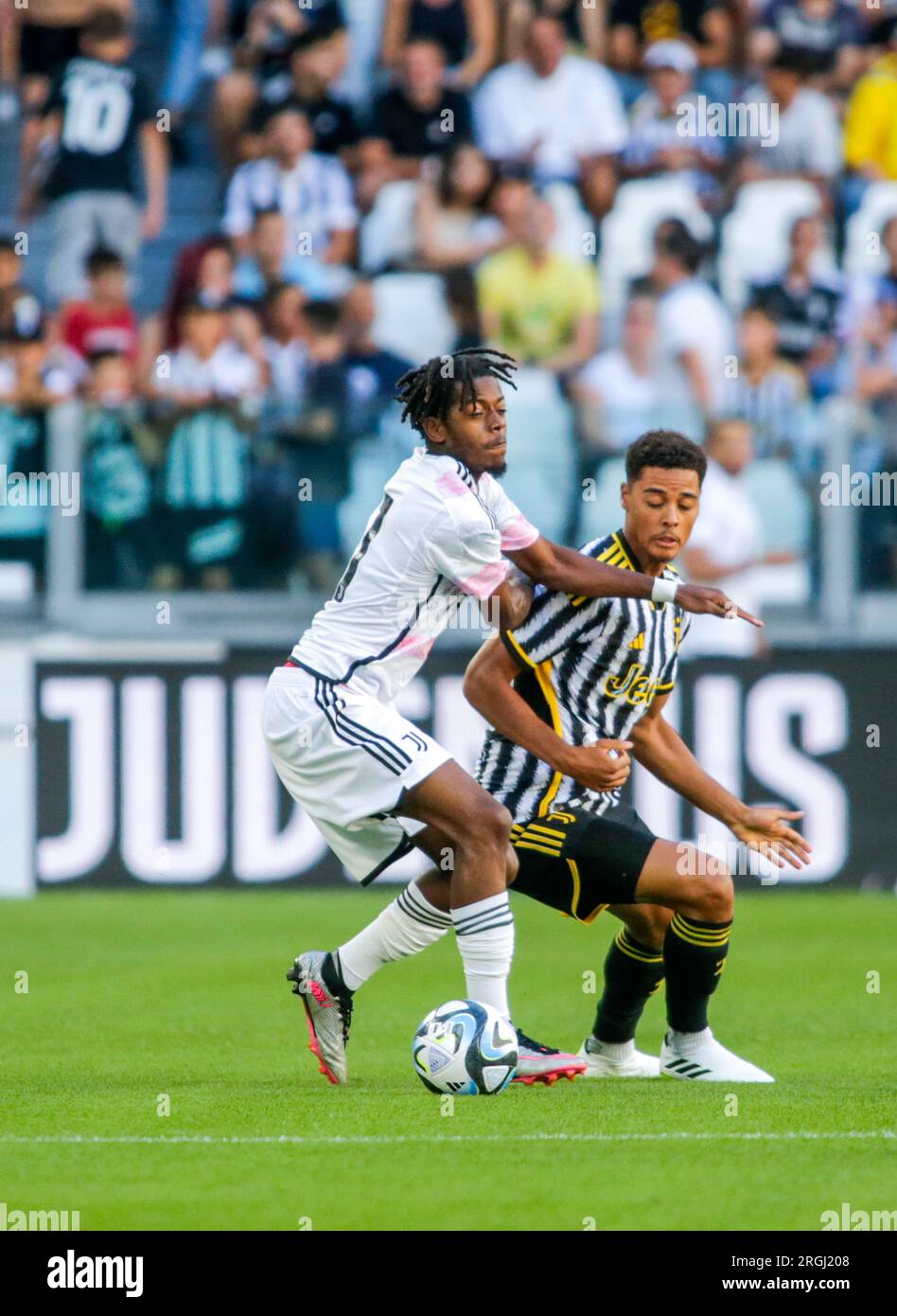 Torino, Italia. 9 agosto 2023. Koni De Winter della Juventus durante il test match pre-stagionale tra Juventus FC e Juventus NextGen U23 il 9 agosto 2023 allo Juventus Stadium di Torino, taly. Foto Nderim Kaceli Credit: Agenzia fotografica indipendente/Alamy Live News Foto Stock