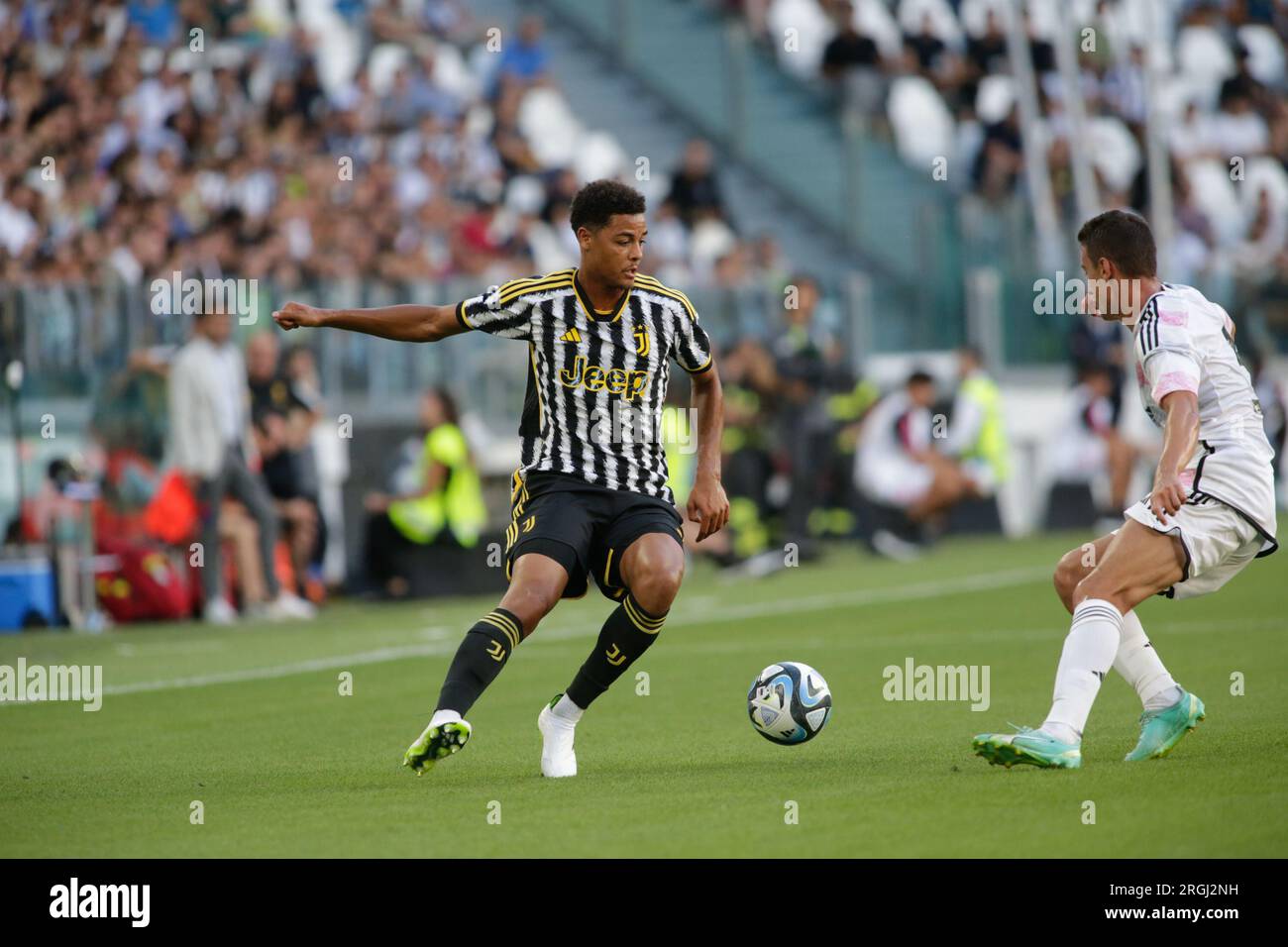 Torino, Italia. 9 agosto 2023. Koni De Winter della Juventus durante il test match pre-stagionale tra Juventus FC e Juventus NextGen U23 il 9 agosto 2023 allo Juventus Stadium di Torino, taly. Foto Nderim Kaceli Credit: Agenzia fotografica indipendente/Alamy Live News Foto Stock