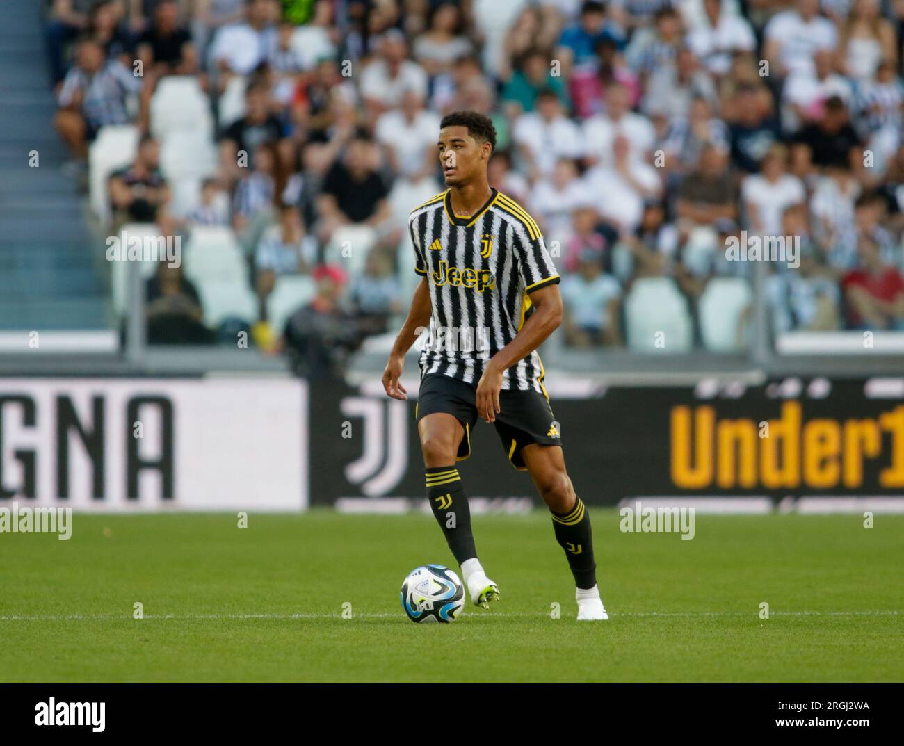 Torino, Italia. 9 agosto 2023. Koni De Winter della Juventus durante il test match pre-stagionale tra Juventus FC e Juventus NextGen U23 il 9 agosto 2023 allo Juventus Stadium di Torino, taly. Foto Nderim Kaceli Credit: Agenzia fotografica indipendente/Alamy Live News Foto Stock