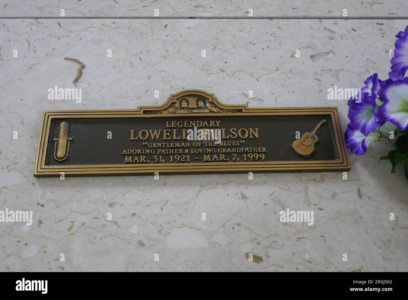 Inglewood, California, USA 8 agosto 2023 il musicista jazz Lowell Fulson grave nel Sanctuary of Bells in Sunset Mission Mausoleo al Inglewood Park Cemetery l'8 agosto 2023 a Inglewood, California, USA. Foto di Barry King/Alamy Stock Photo Foto Stock