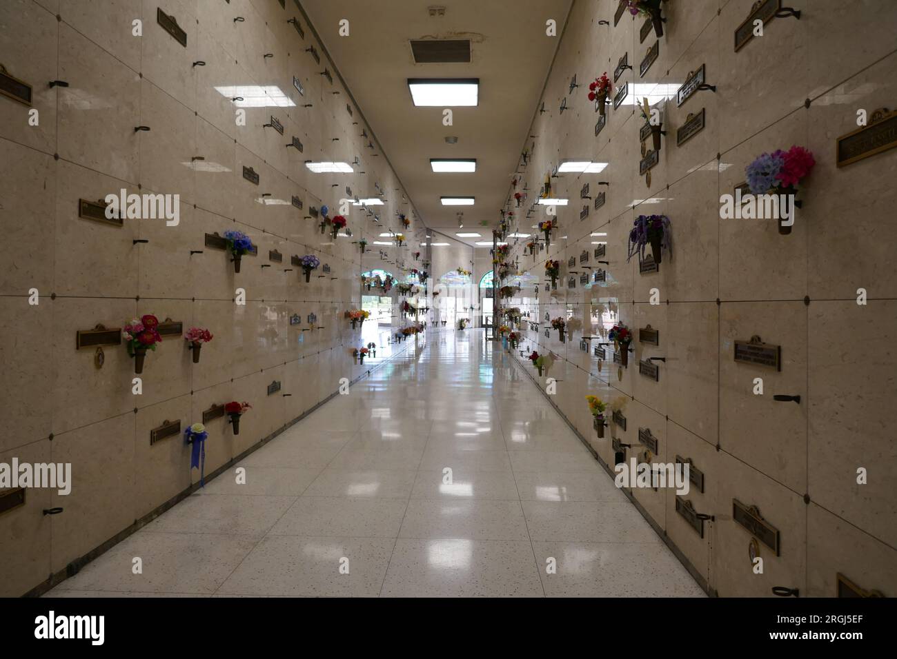 Inglewood, California, USA 8 agosto 2023 il musicista jazz Lowell Fulson grave e il musicista blues Charles Mose Brown grave nel Sanctuary of Bells in Sunset Mission Mausoleum al Inglewood Park Cemetery l'8 agosto 2023 a Inglewood, California, USA. Foto di Barry King/Alamy Stock Photo Foto Stock