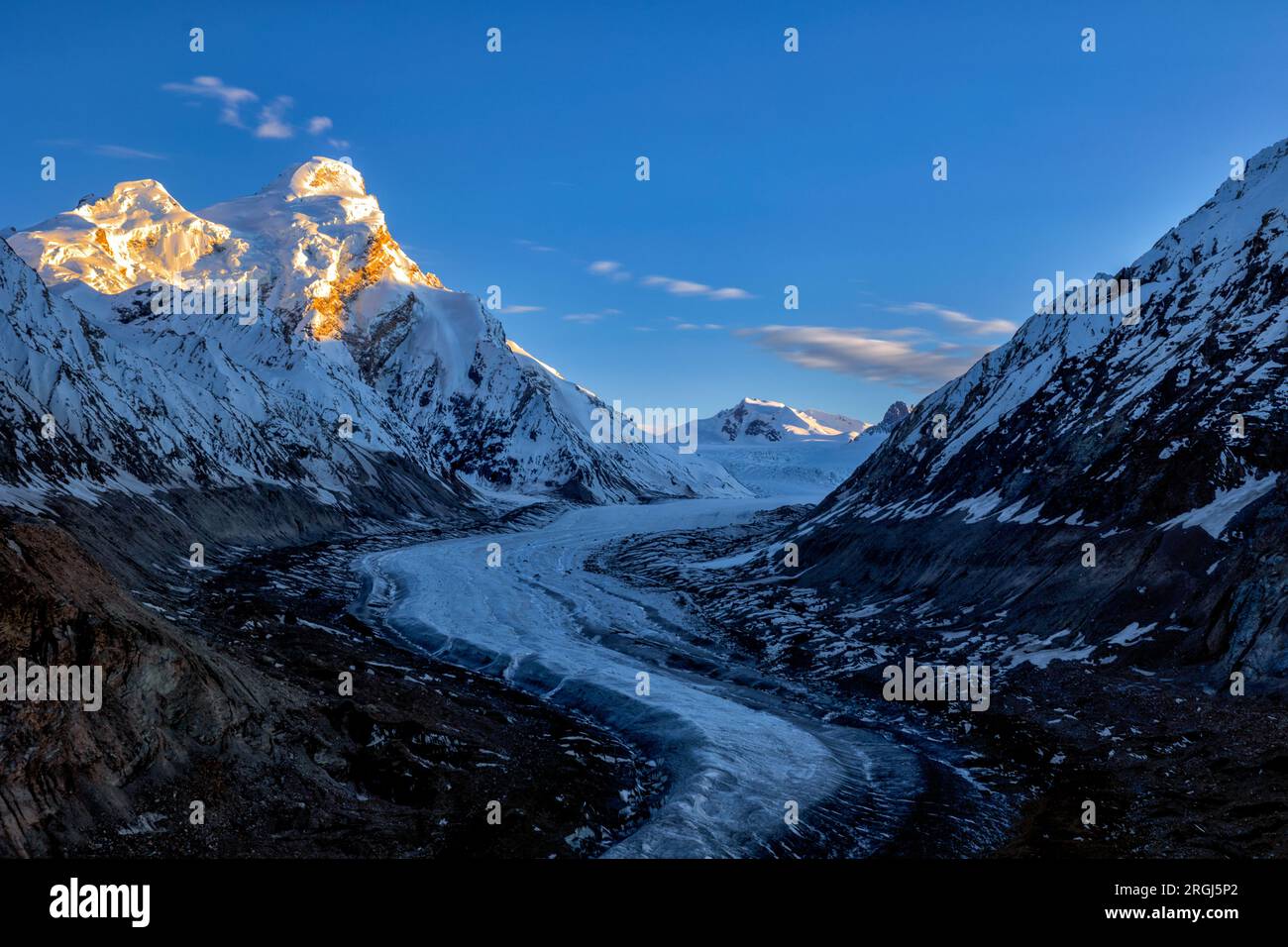 Drang Drung Glacier un ghiacciaio di montagna vicino al passo di Pensi la presso Kargil - Zanskar Road a Jammu e Kashmir, India. Foto Stock