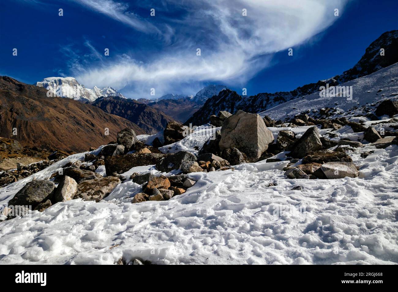 Drang Drung Glacier un ghiacciaio di montagna vicino al passo di Pensi la presso Kargil - Zanskar Road a Jammu e Kashmir, India. Foto Stock