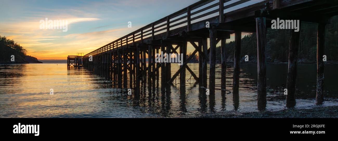 Wooden Quay a Rocky Shore sulla costa occidentale dell'Oceano Pacifico. Washington, USA Foto Stock