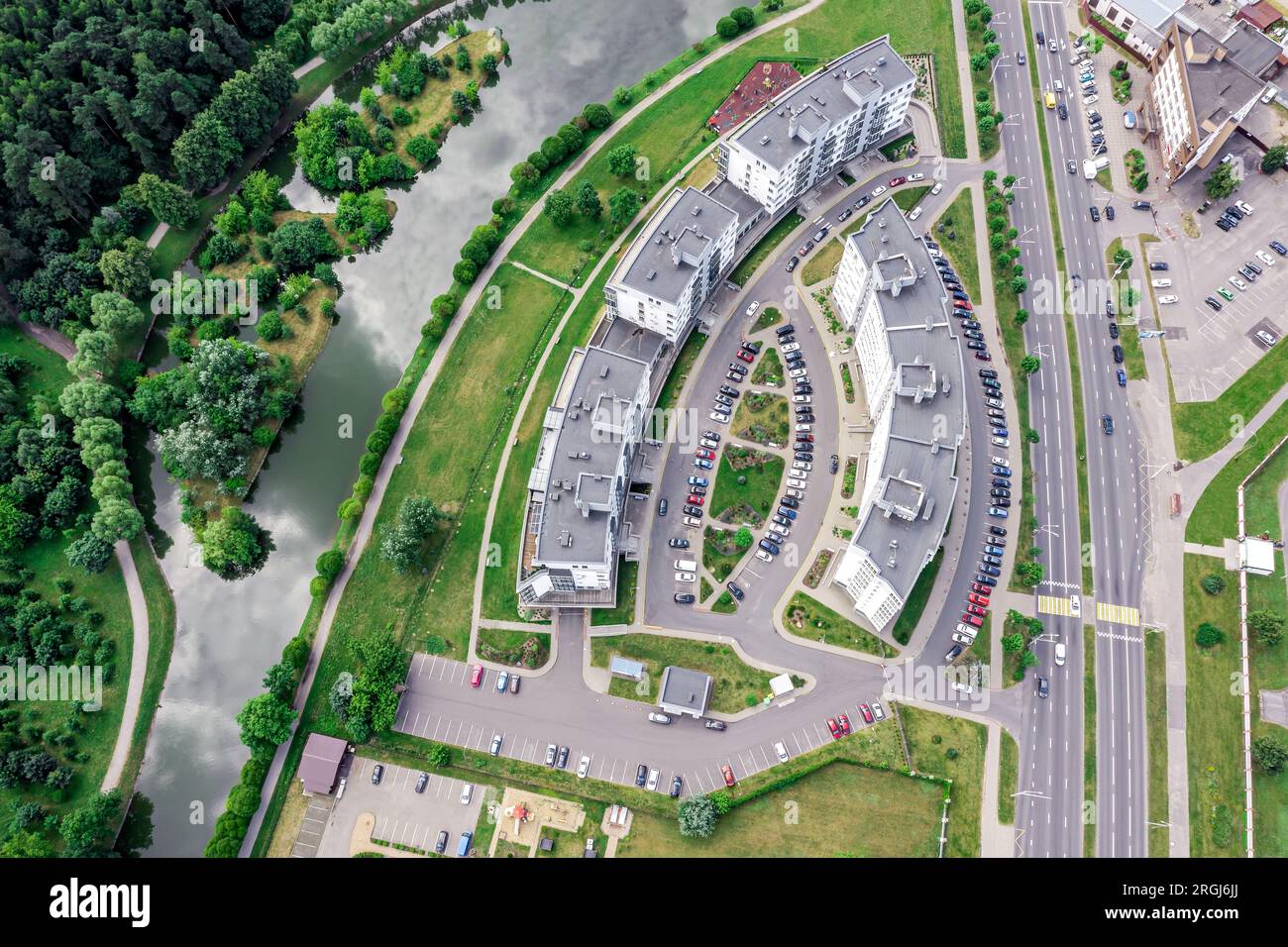 complesso di appartamenti sulla riva del fiume. vista aerea nelle nuvole giornate estive. fotografia con droni. Foto Stock