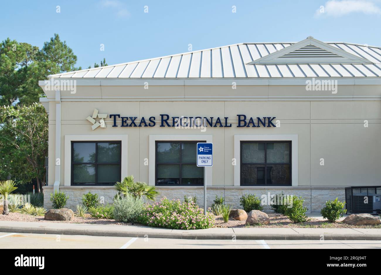 Houston, Texas USA 07-30-2023: Facciata della Texas Regional Bank a Houston, Texas. Vista frontale esterna dell'istituto finanziario locale. Foto Stock