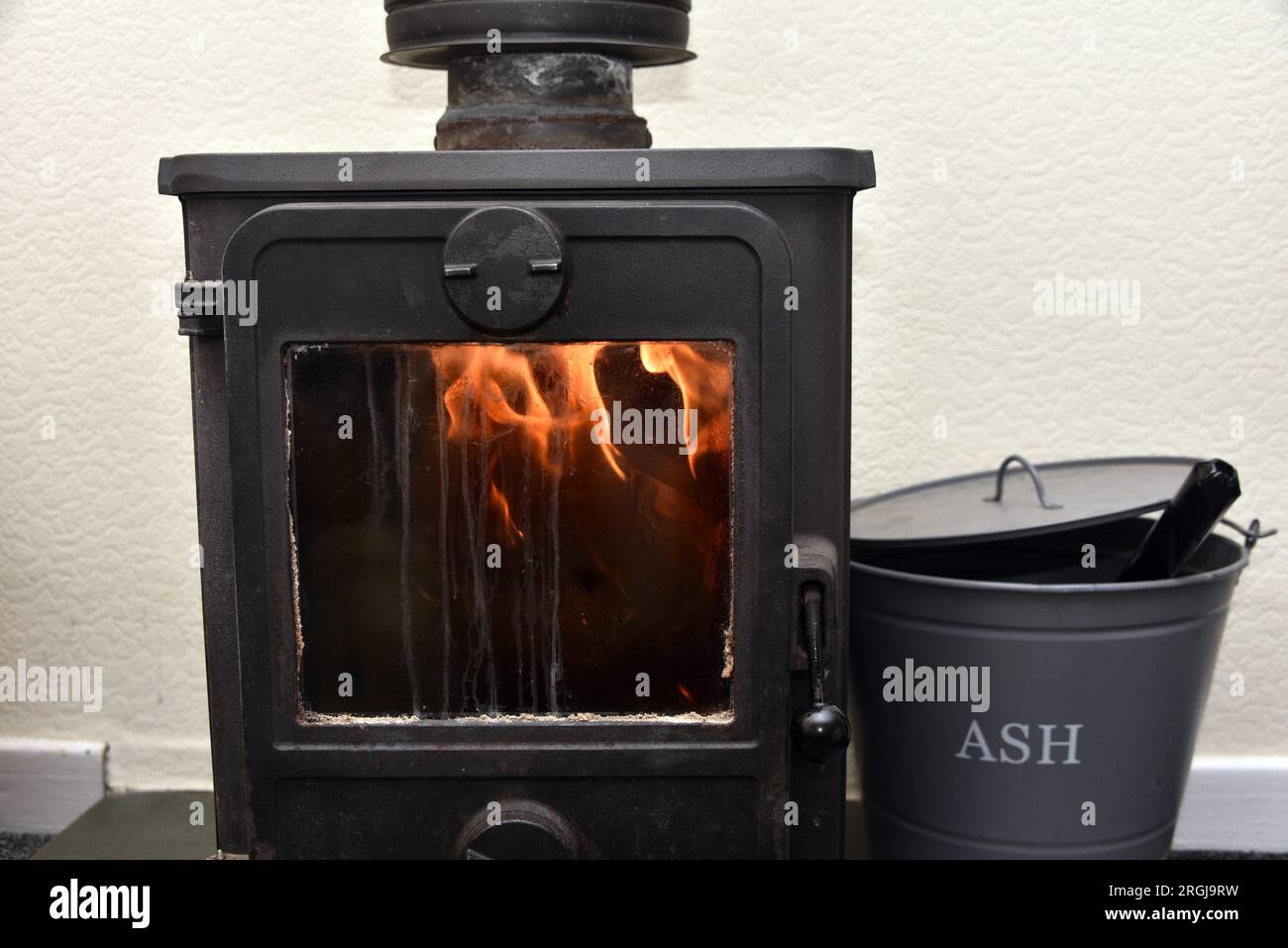 Cockley Beck, Duddon Valley, Lake District National Park, 10 agosto 2023. Fiamme in una stufa a legna al cottage Cockley Beck Farm, Lake District National Park, Cumbria, Regno Unito. Credito: Terry Waller/Alamy Live News Foto Stock